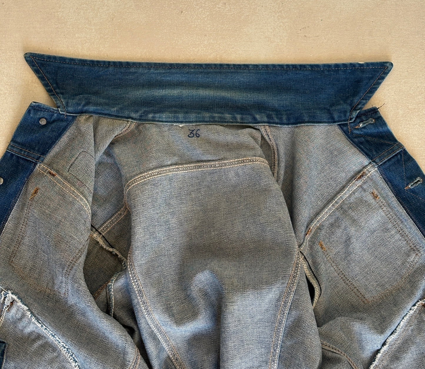 Size 36US / 46EU . Vintage 80s Wrangler Denim Jacket – 4 Pockets – Made in USA -Harley patch- - USA Vintage Bcn