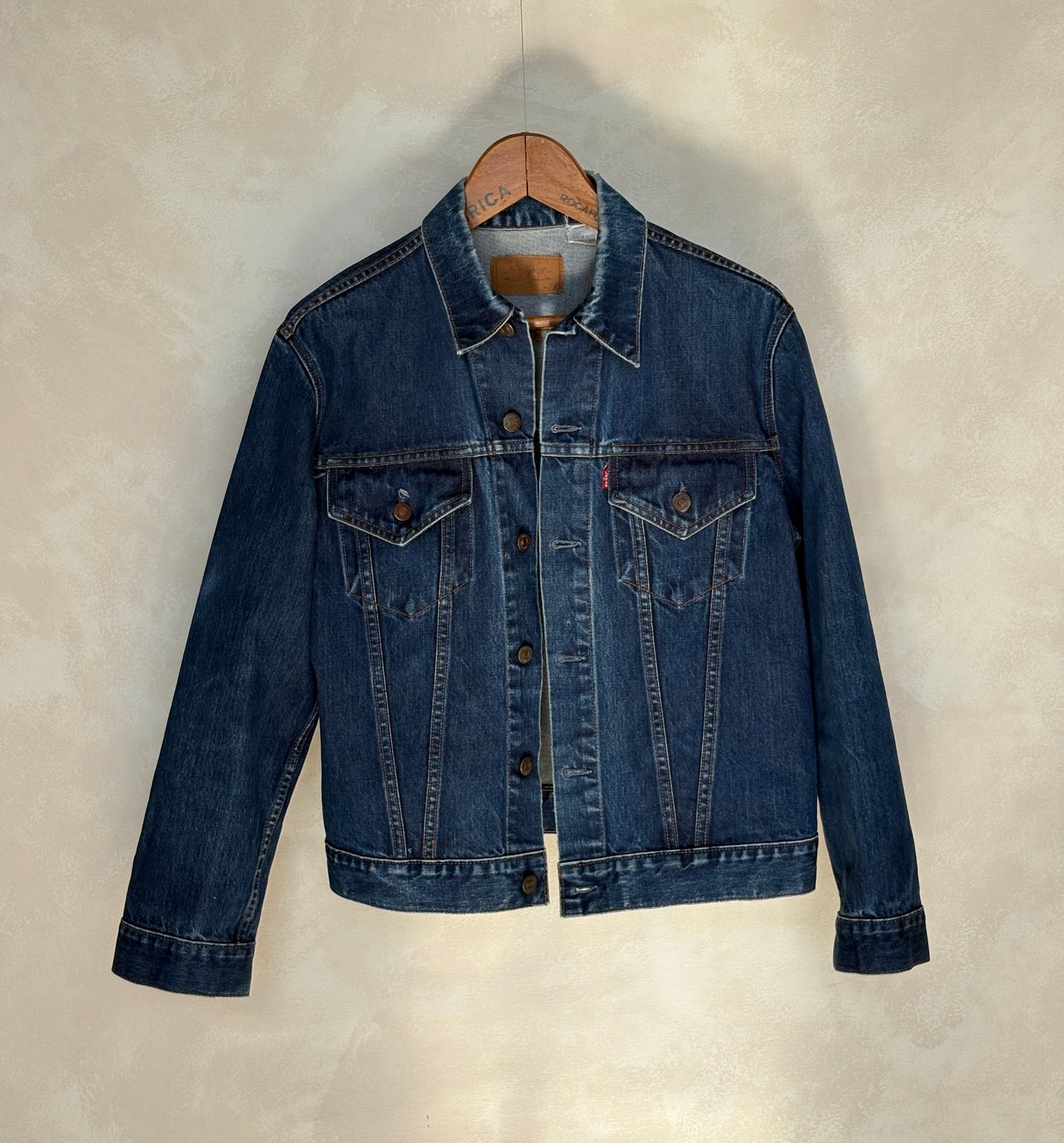 Size 40US / 50EU. Vintage Early 70s 2 pocket Levi’s Denim Jacket 70505 – Single Stitch, Made in MACAU - USA Vintage Bcn