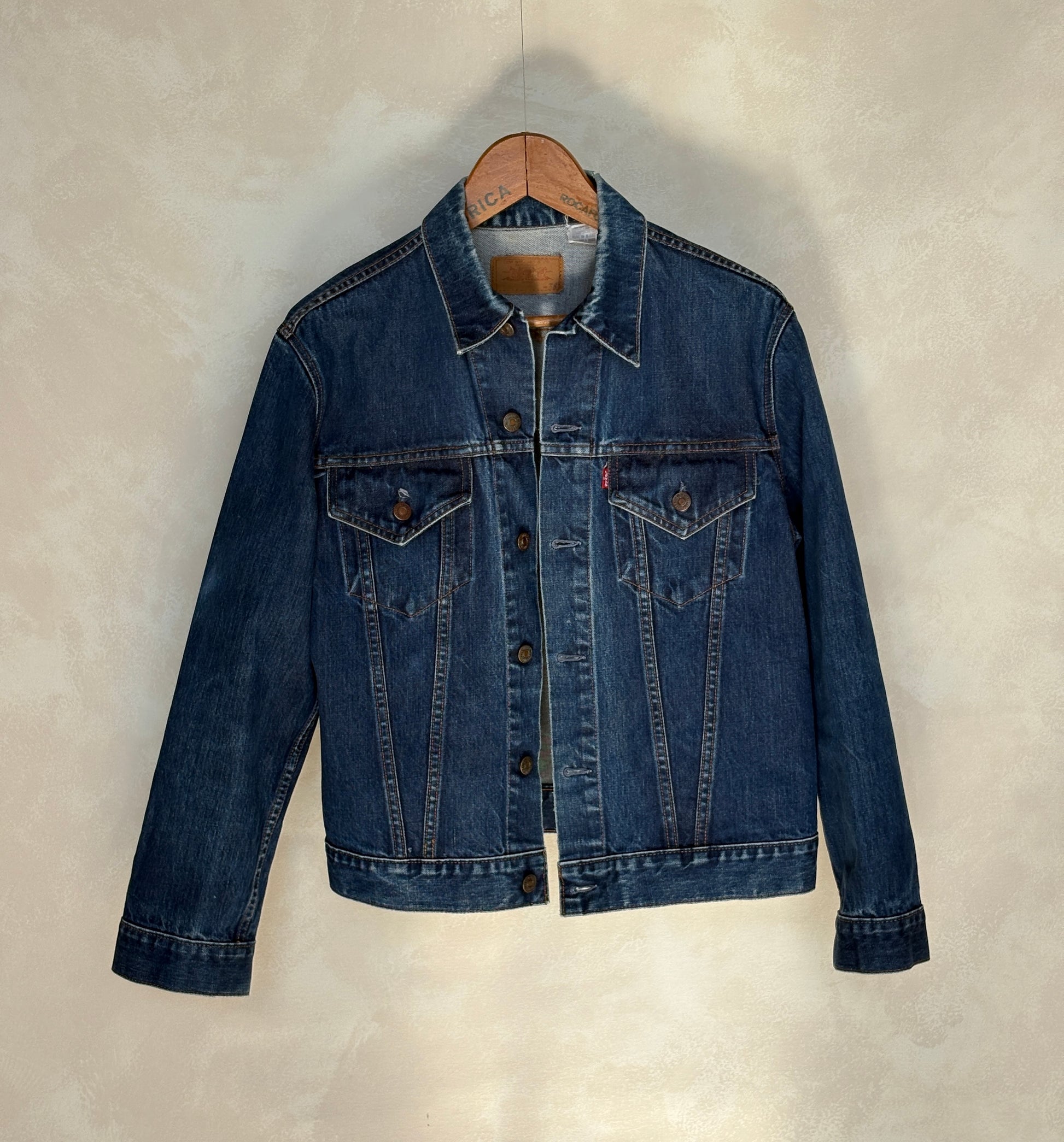 Size 40US / 50EU. Vintage Early 70s 2 pocket Levi’s Denim Jacket 70505 – Single Stitch, Made in MACAU - USA Vintage Bcn