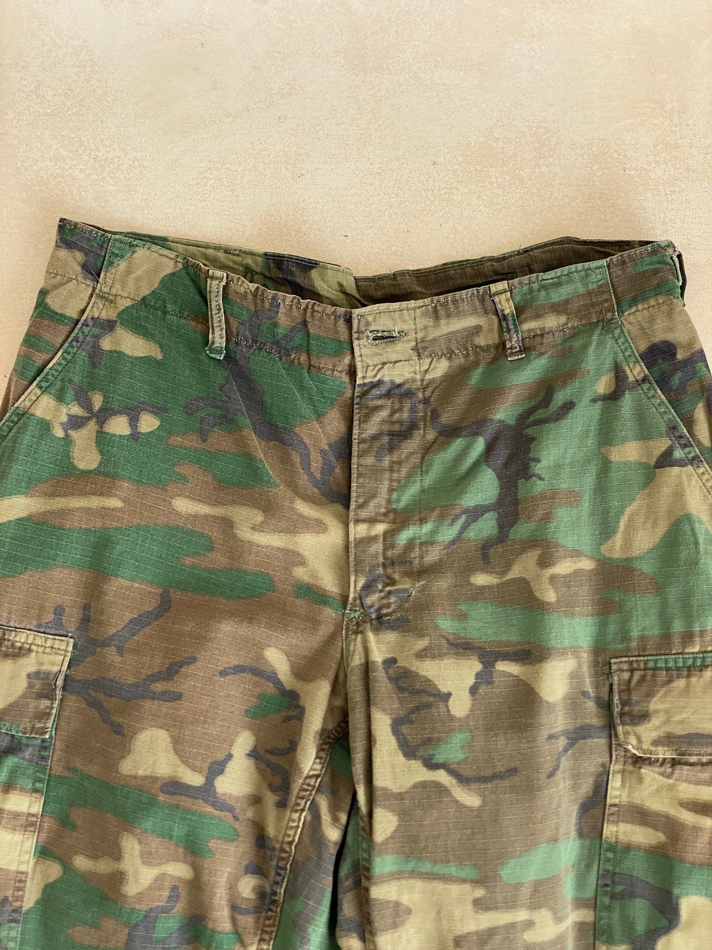 Med Short . Authentic US Army 1970 Vietnam war era camouflage jungle pants. - USA Vintage Bcn