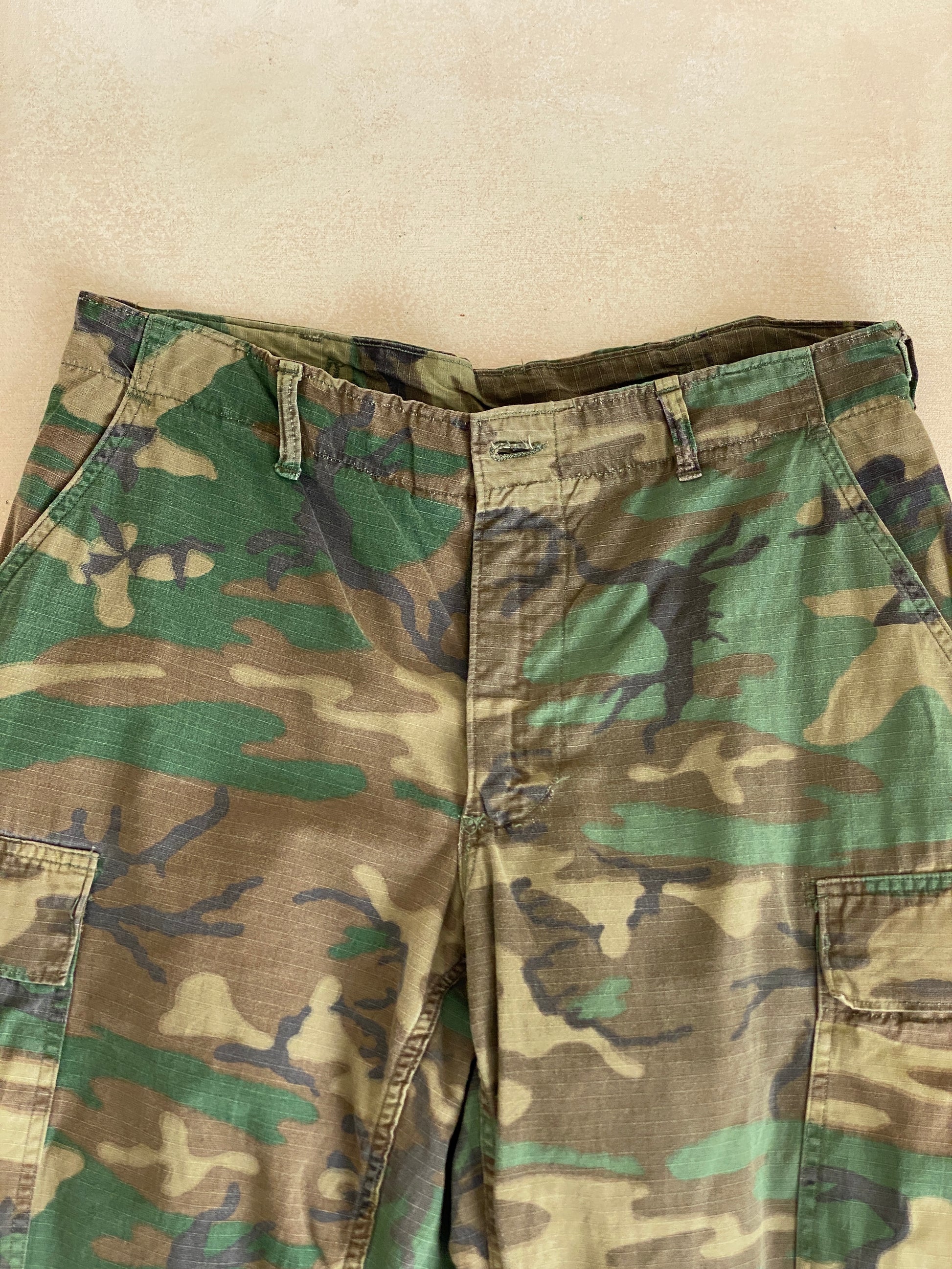 Med Short . Authentic US Army 1970 Vietnam war era camouflage jungle pants. - USA Vintage Bcn