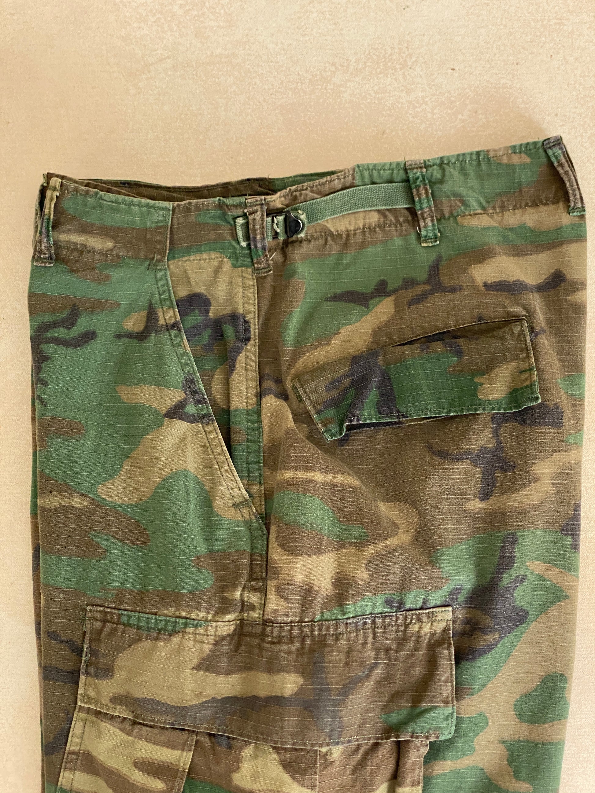 Med Short . Authentic US Army 1970 Vietnam war era camouflage jungle pants. - USA Vintage Bcn