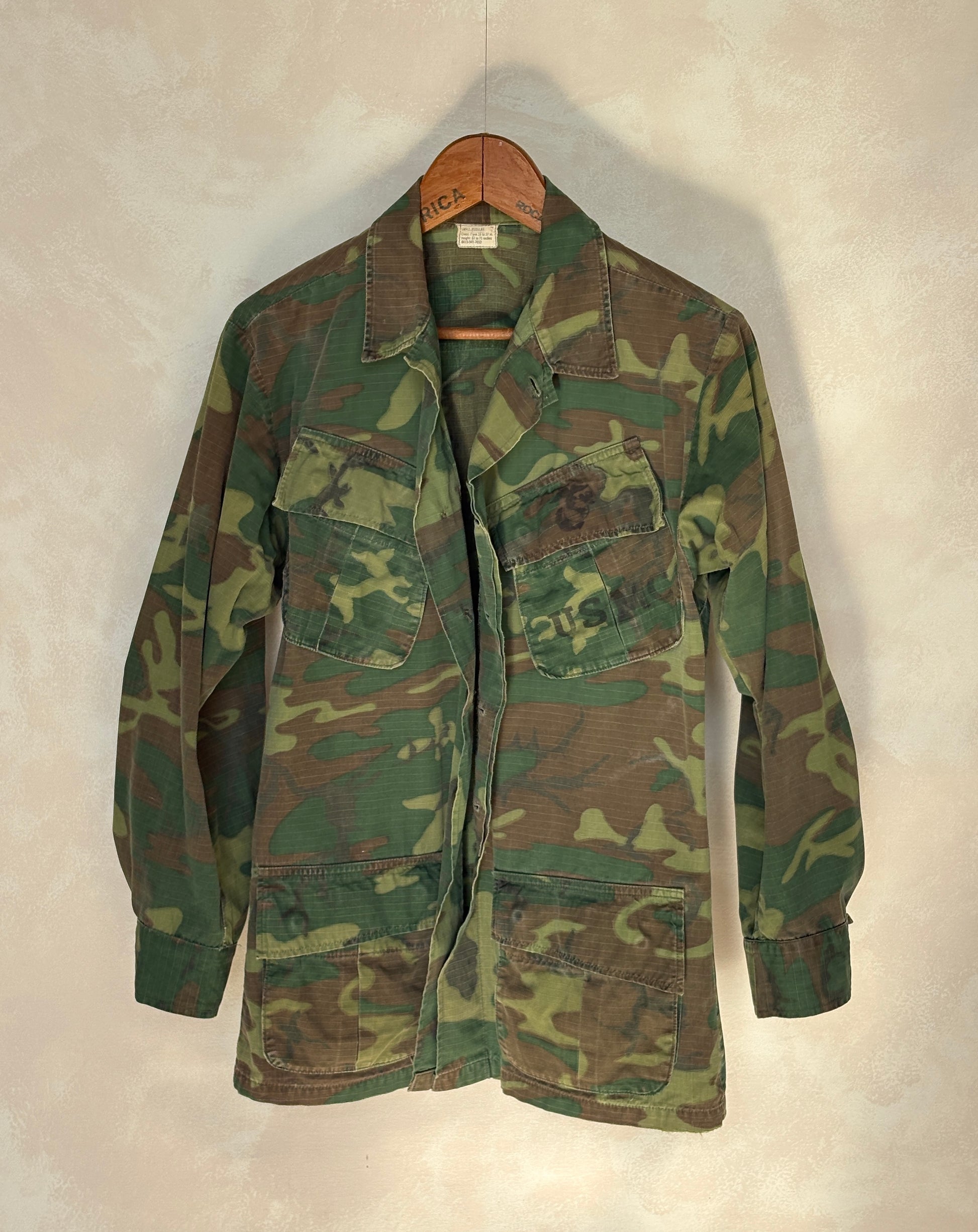 Small Reg. Authentic USMC 1969 US Army vintage Erld camouflage Vietnam jungle jacket. Military - USA Vintage Bcn