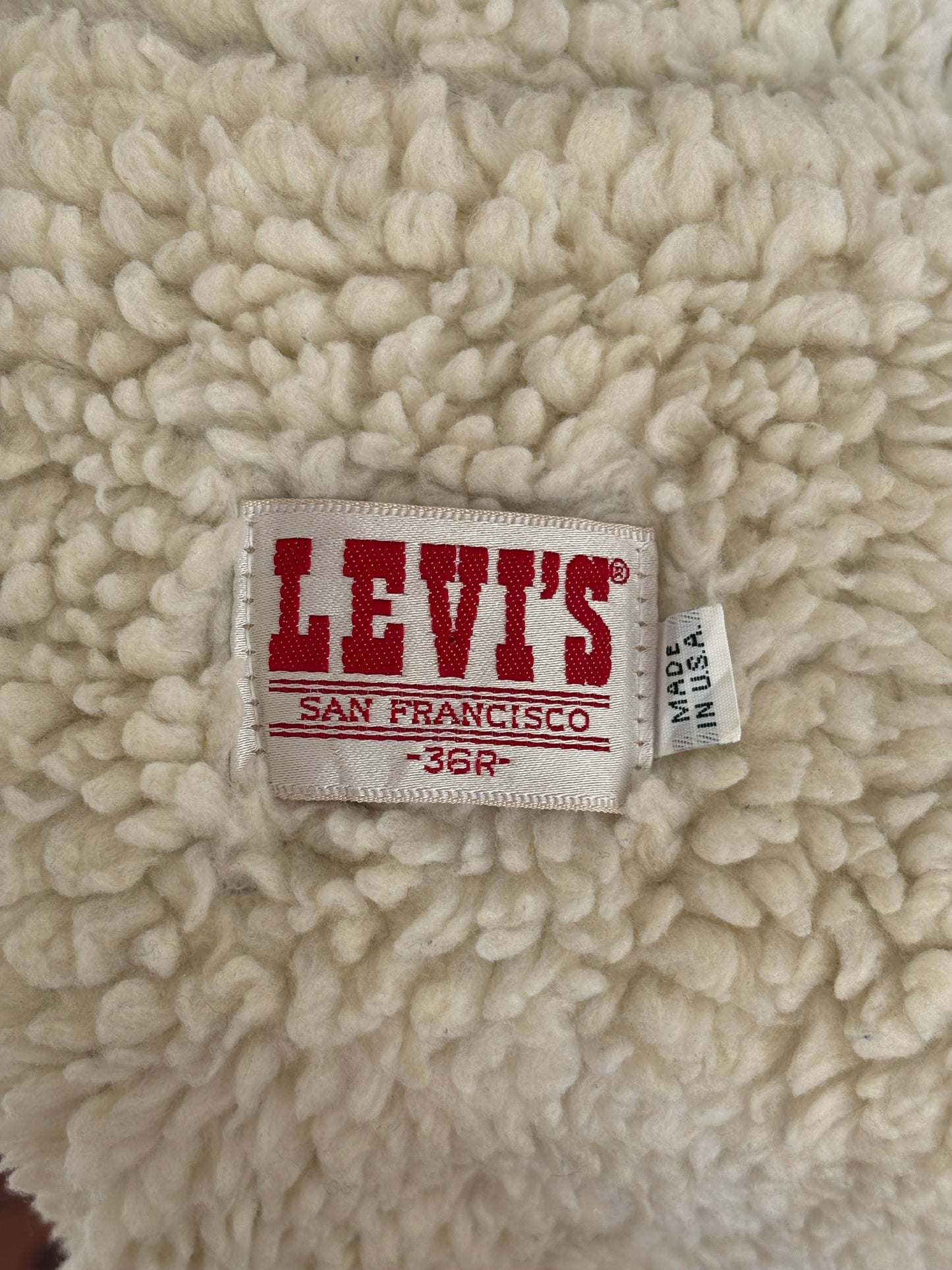 Size 36US/46EU. 4 pockets Vintage Levis fleece-sherpa Jacket Made in USA.