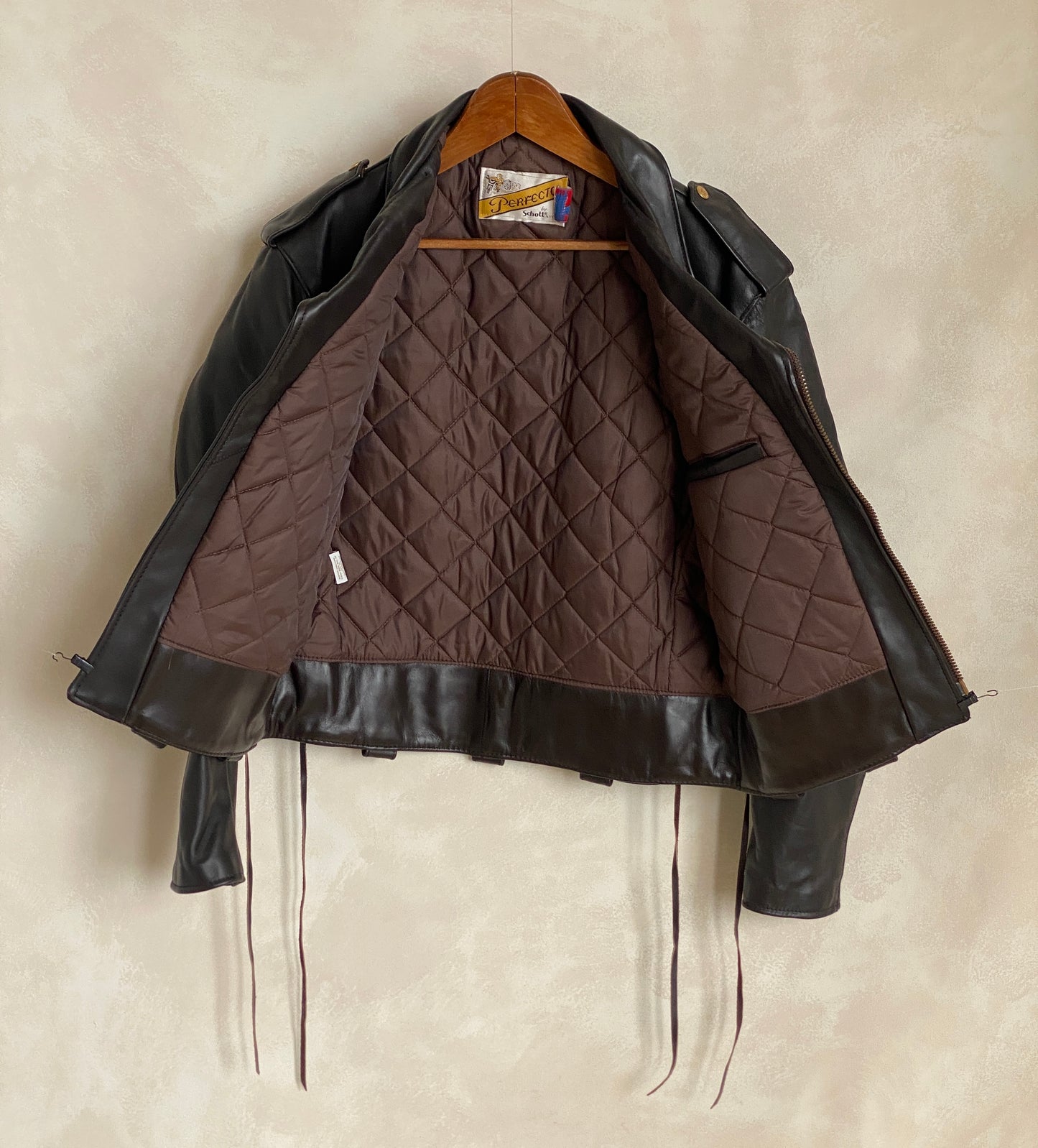 Size 40 USA (50 EU) Vintage New Schott Perfecto leather jacket. Made in USA - USA Vintage Bcn