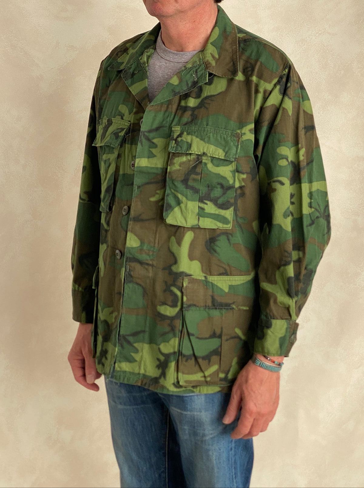 Med Short. Authentic 1977 US Army vintage Erld camouflage jungle jacket.-AJ357 Studio