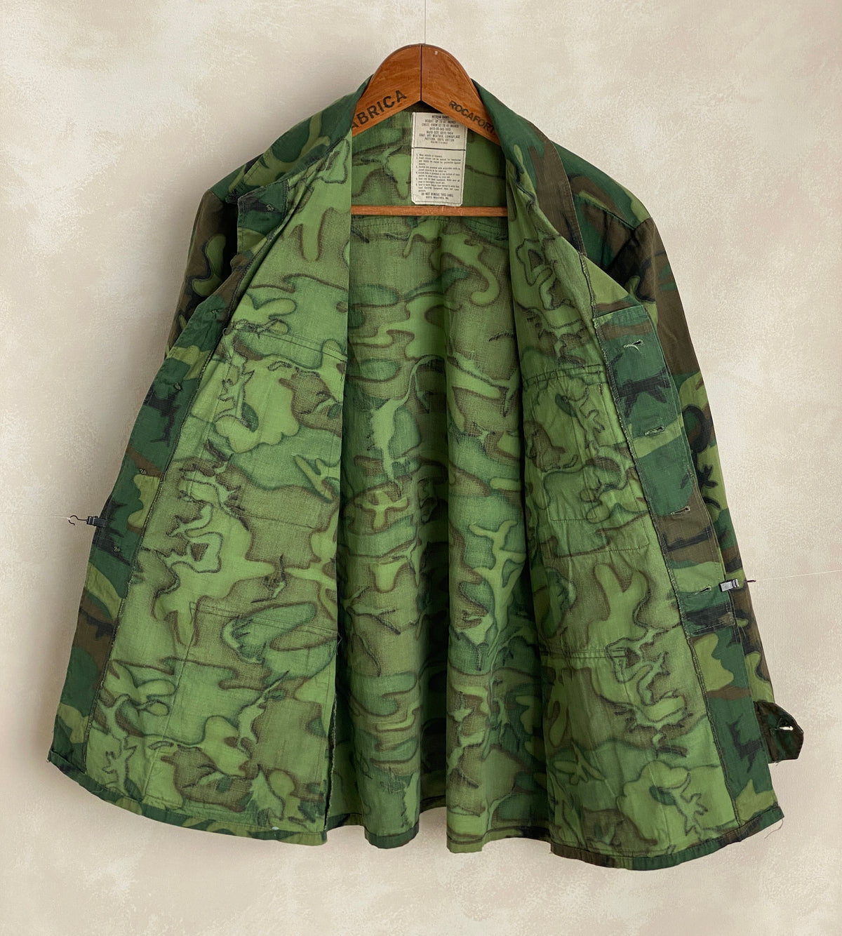 Med Short. Authentic 1977 US Army vintage Erld camouflage jungle jacket.-AJ357 Studio