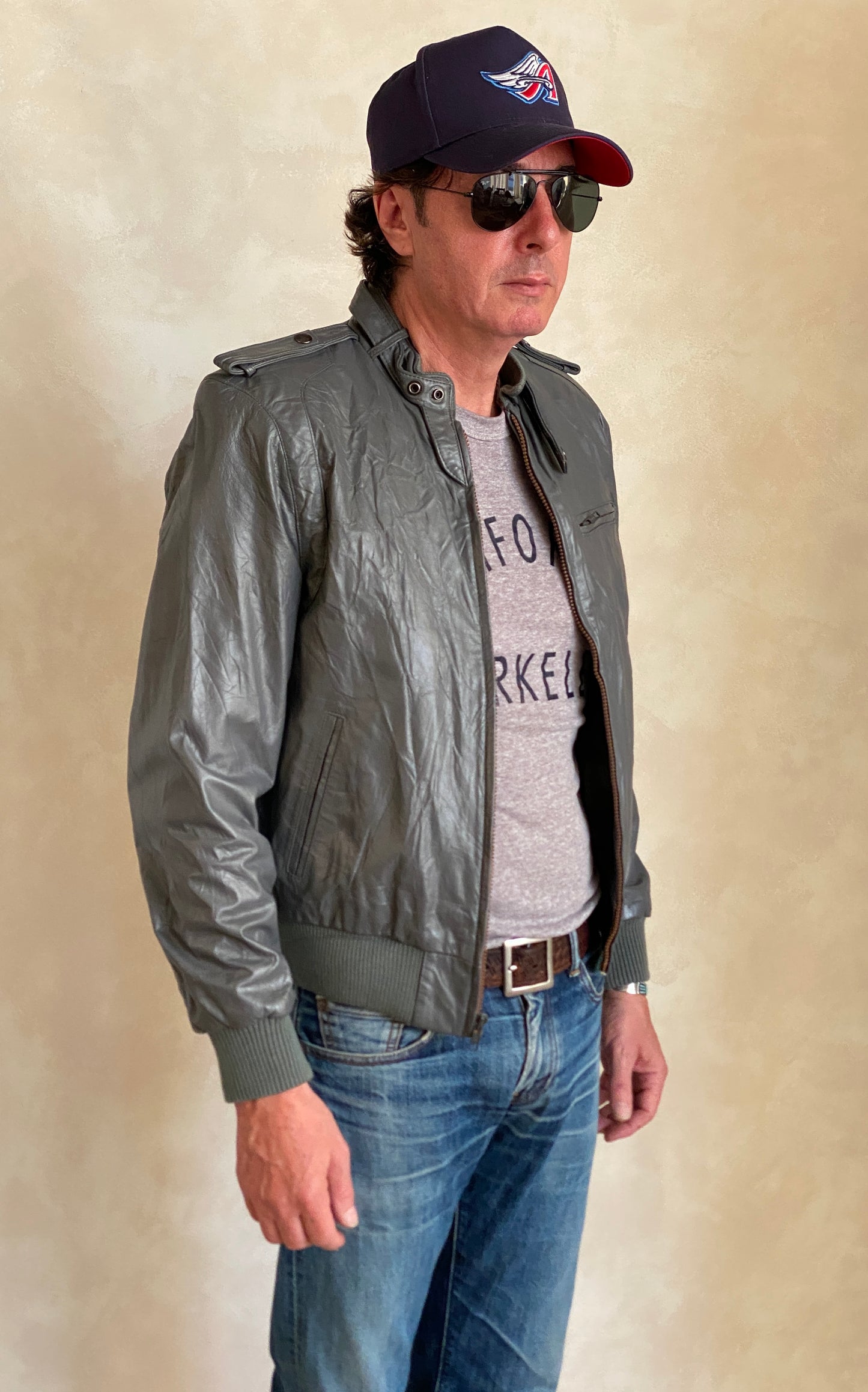 Size 38 US (48 EU) Vintage 80s  leather  jacket with removable lining