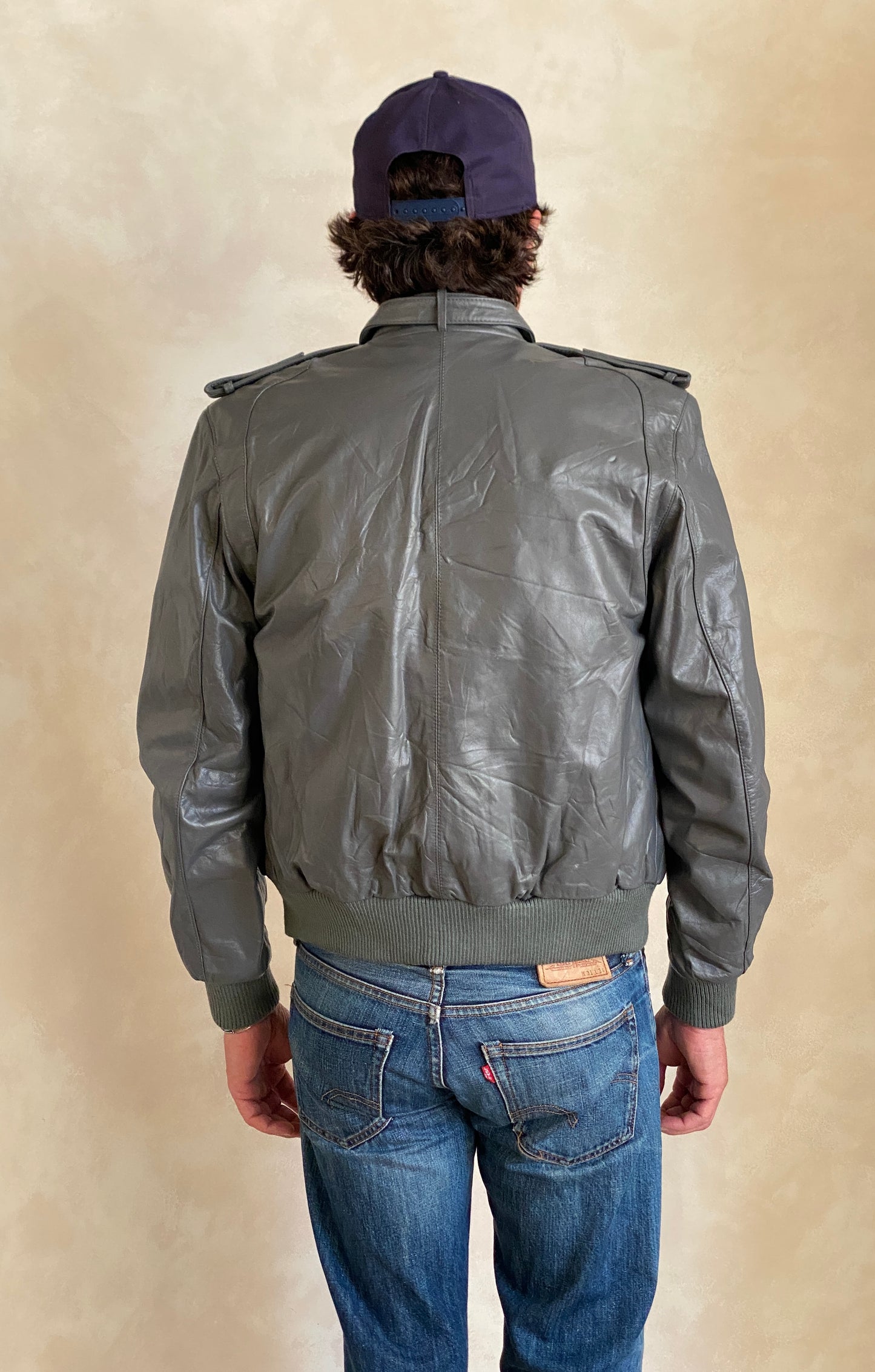 Size 38 US (48 EU) Vintage 80s  leather  jacket with removable lining