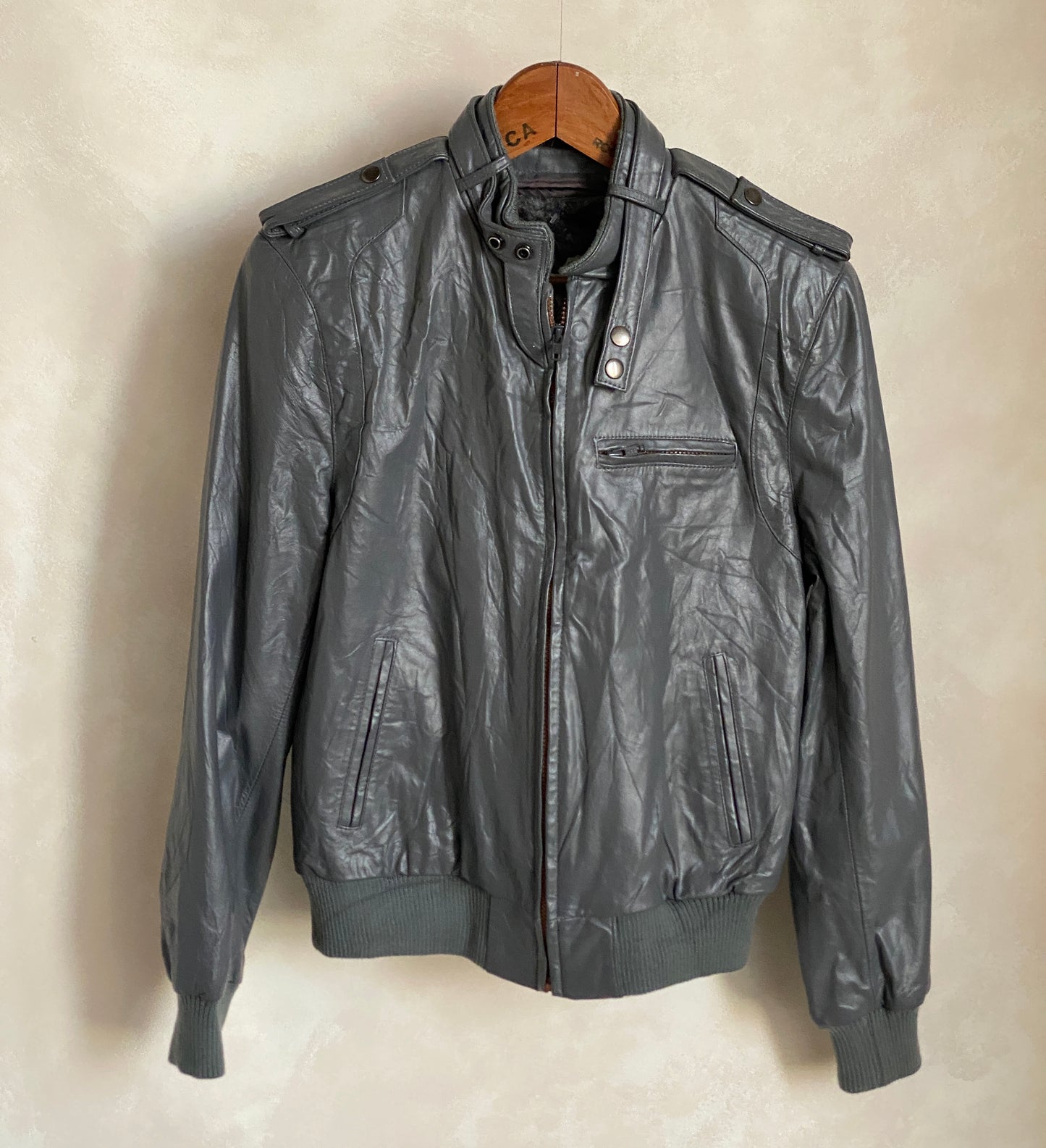 Size 38 US (48 EU) Vintage 80s  leather  jacket with removable lining