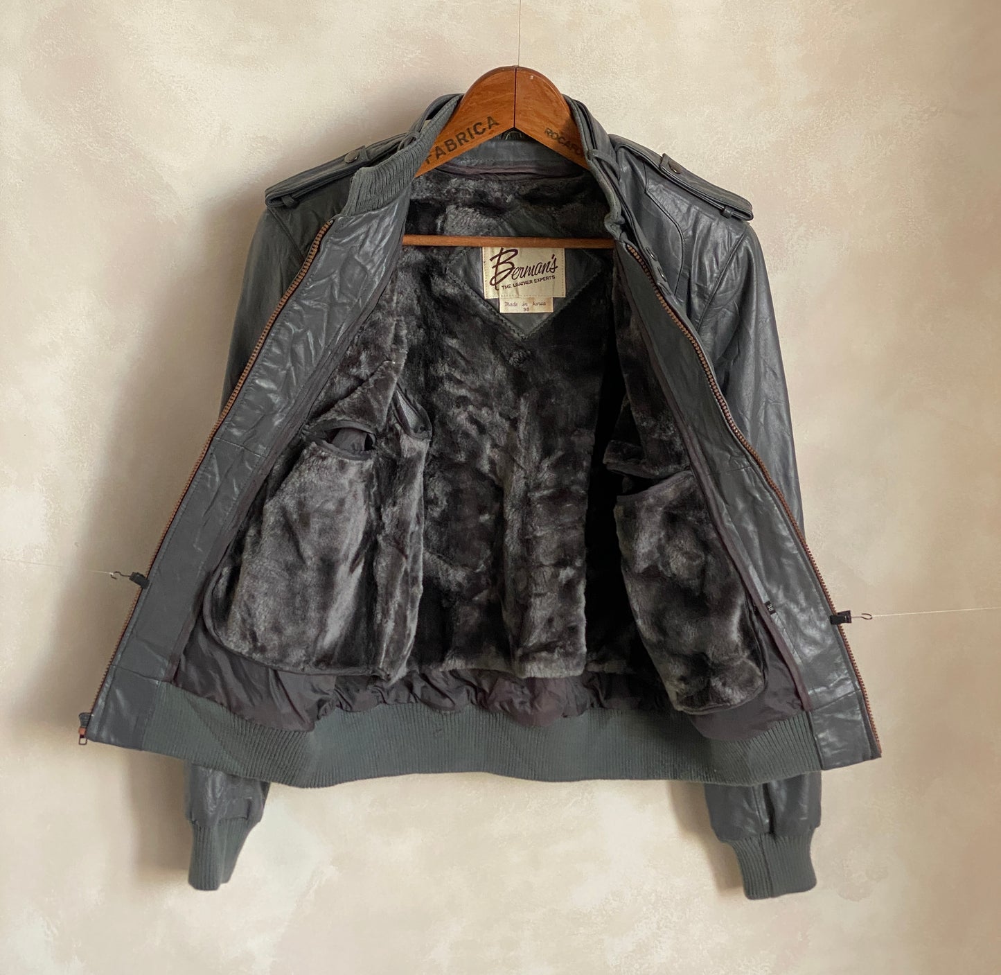 Size 38 US (48 EU) Vintage 80s  leather  jacket with removable lining