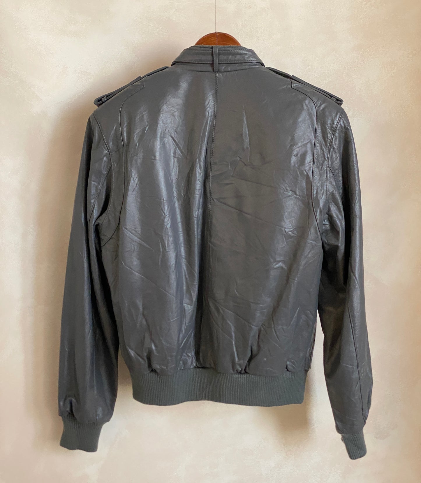 Size 38 US (48 EU) Vintage 80s  leather  jacket with removable lining