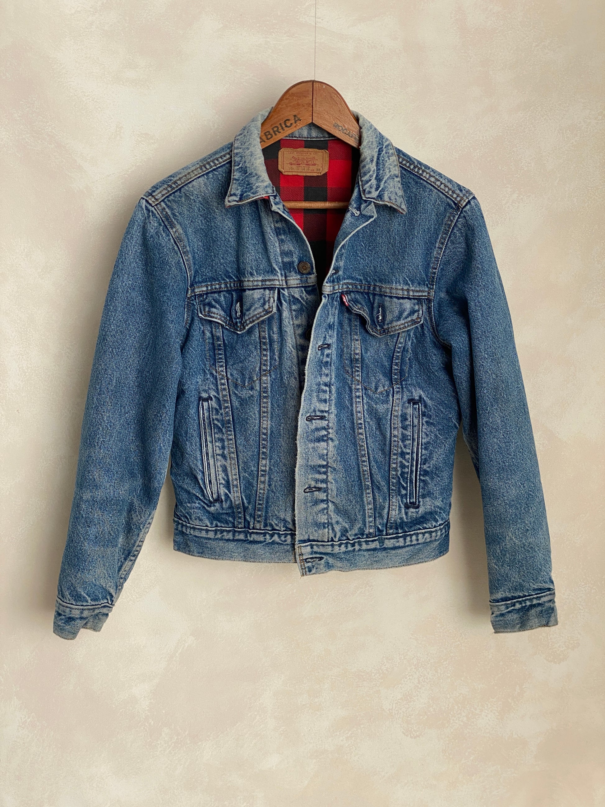 Size 38US / 48EU . 4 pockets Levis denim jacket / Buffalo plaid lining Made in USA - USA Vintage Bcn