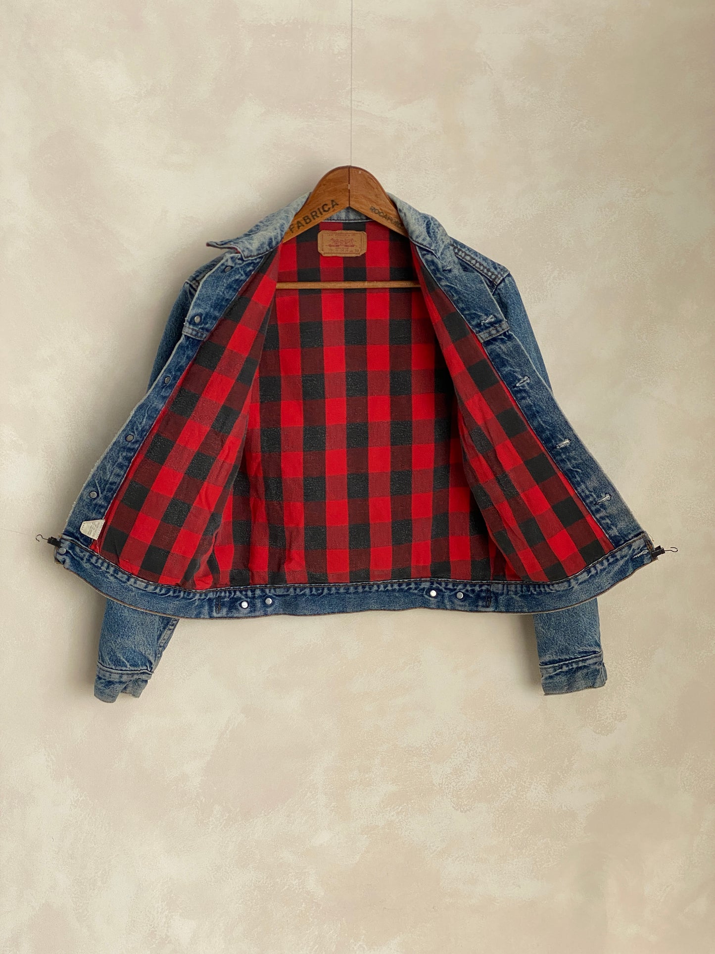 Size 38US / 48EU . 4 pockets Levis denim jacket / Buffalo plaid lining Made in USA - USA Vintage Bcn