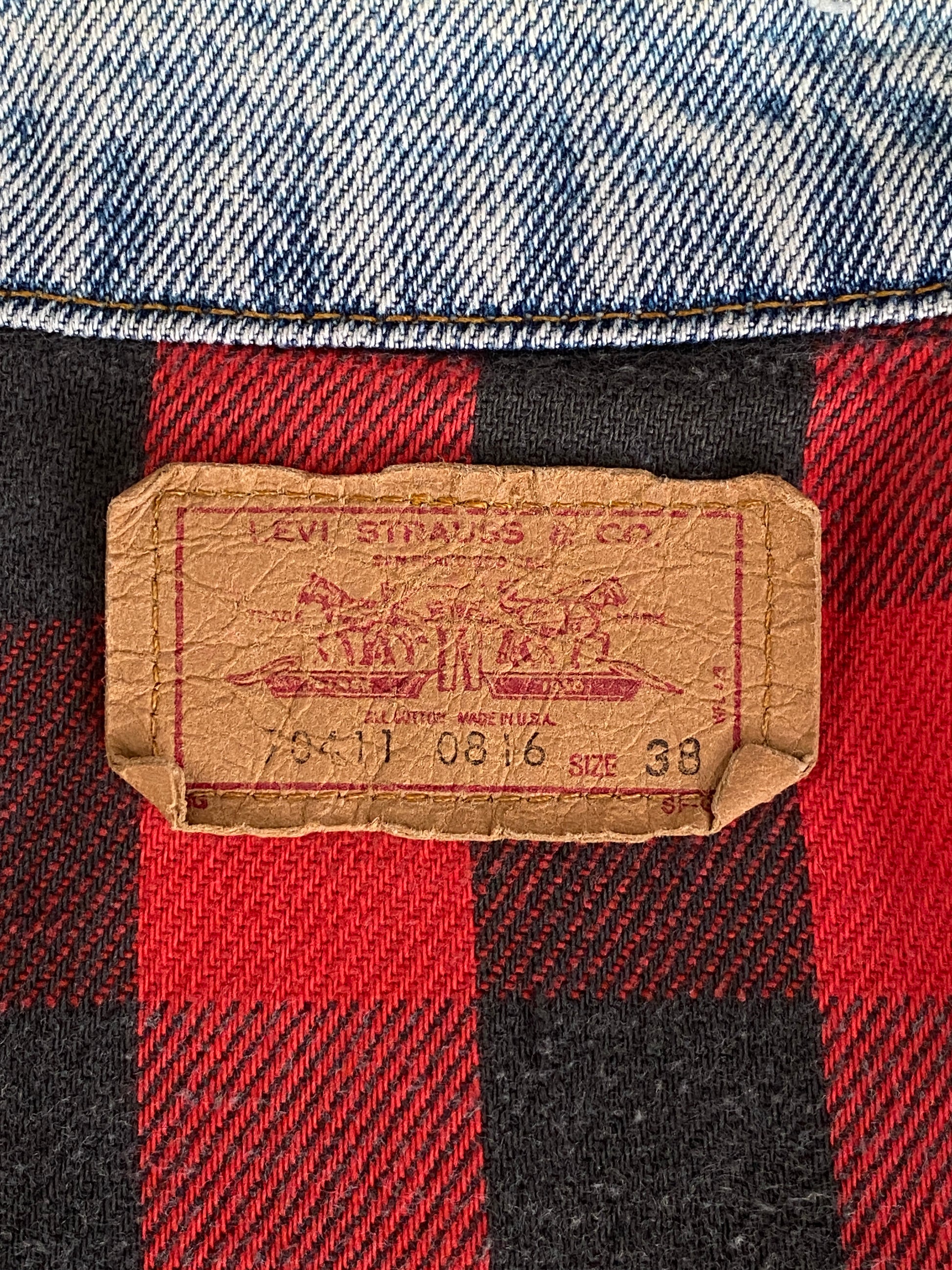 Size 38US / 48EU . 4 pockets Levis denim jacket / Buffalo plaid lining Made in USA - USA Vintage Bcn
