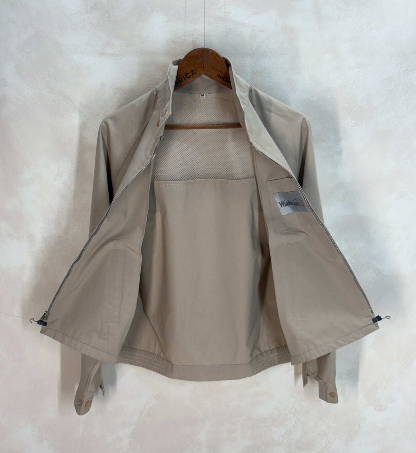 Size Med , 90s light jacket made by Windbreaker - USA Vintage Bcn