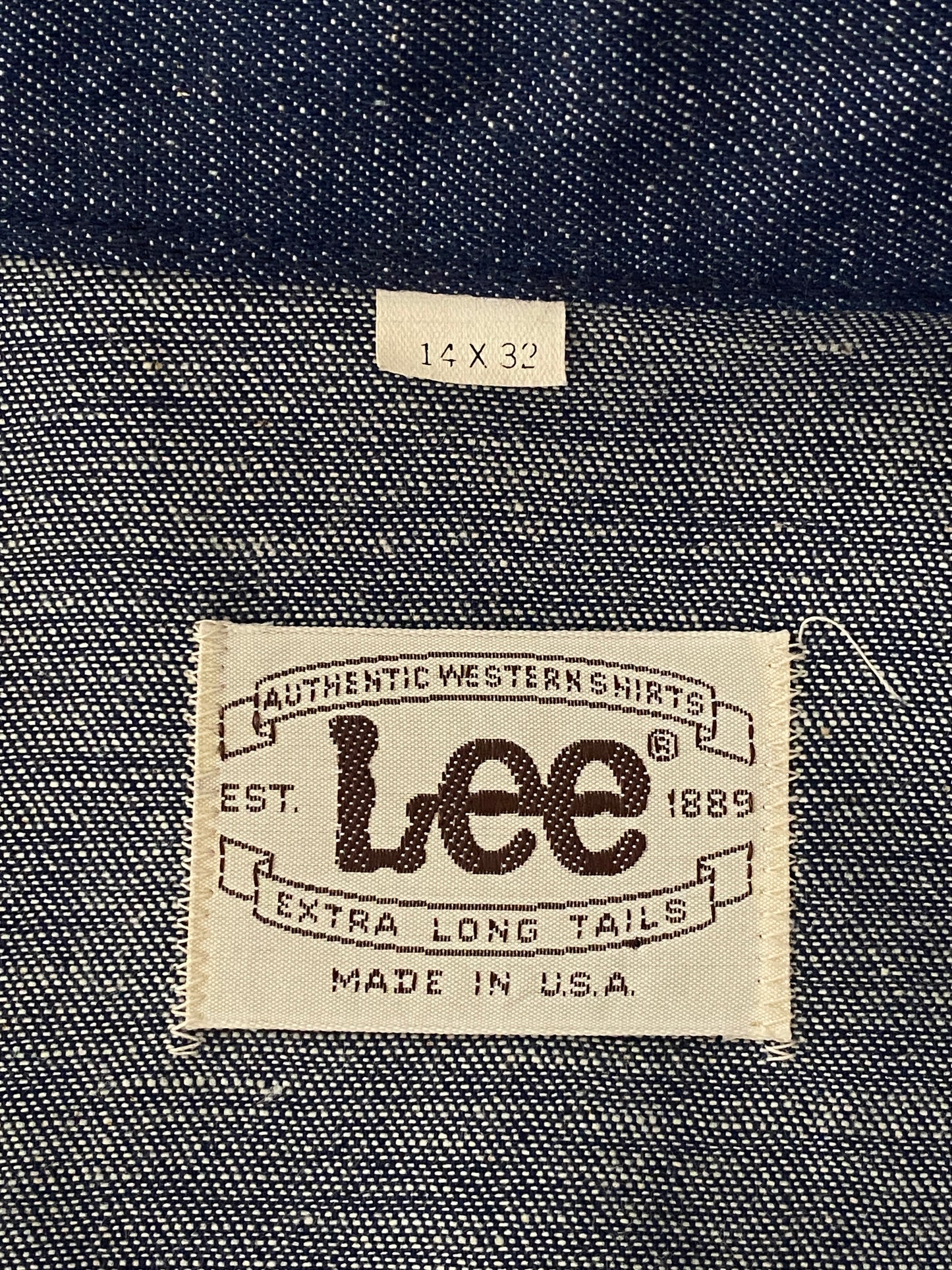 Size Small . NOS Vintage Lee denim shirt Made in USA - USA Vintage Bcn