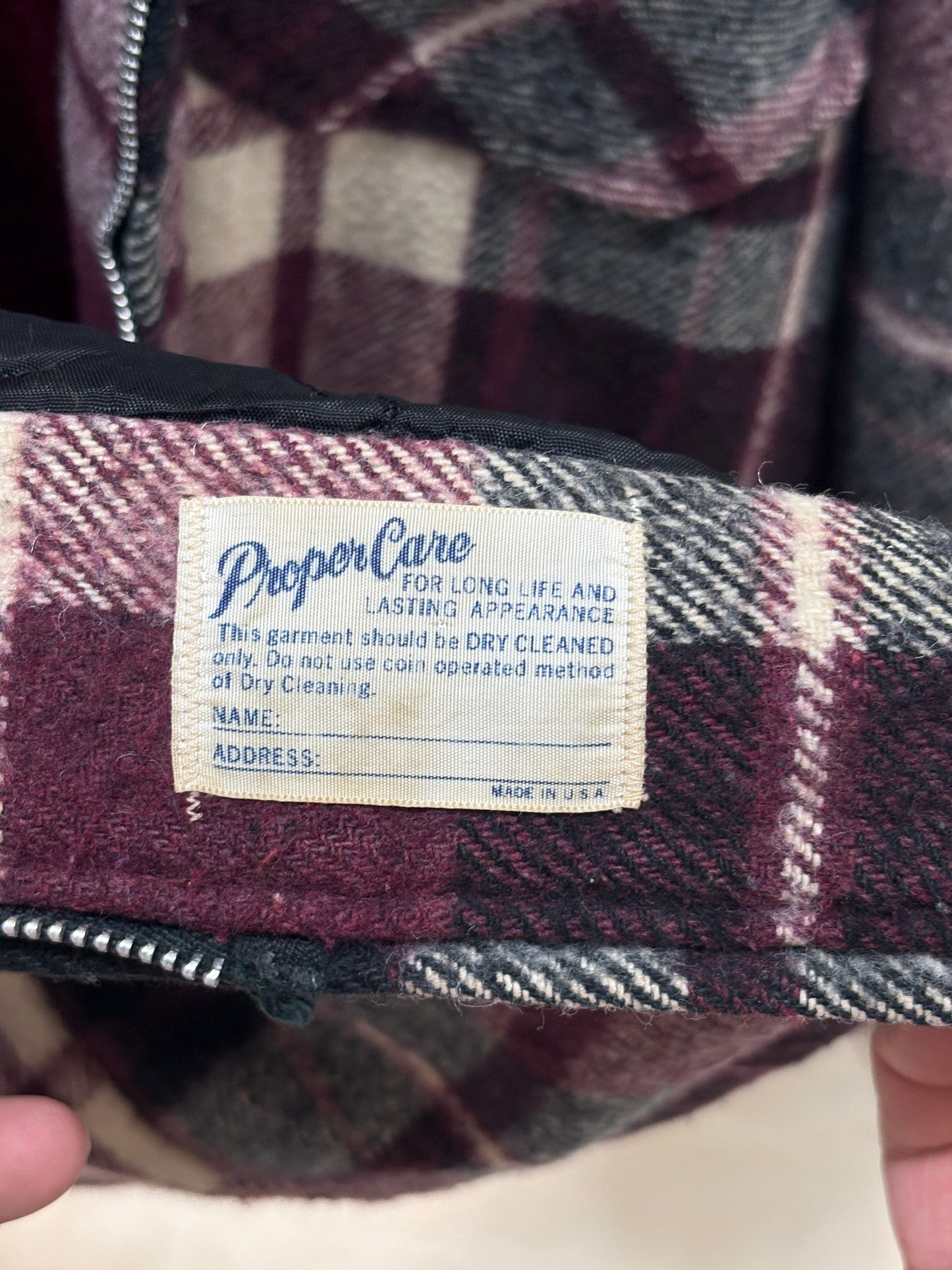 Size Large. 4 pockets 70s Plaid coat Made in USA ( broken zipper)-AJ357 Studio