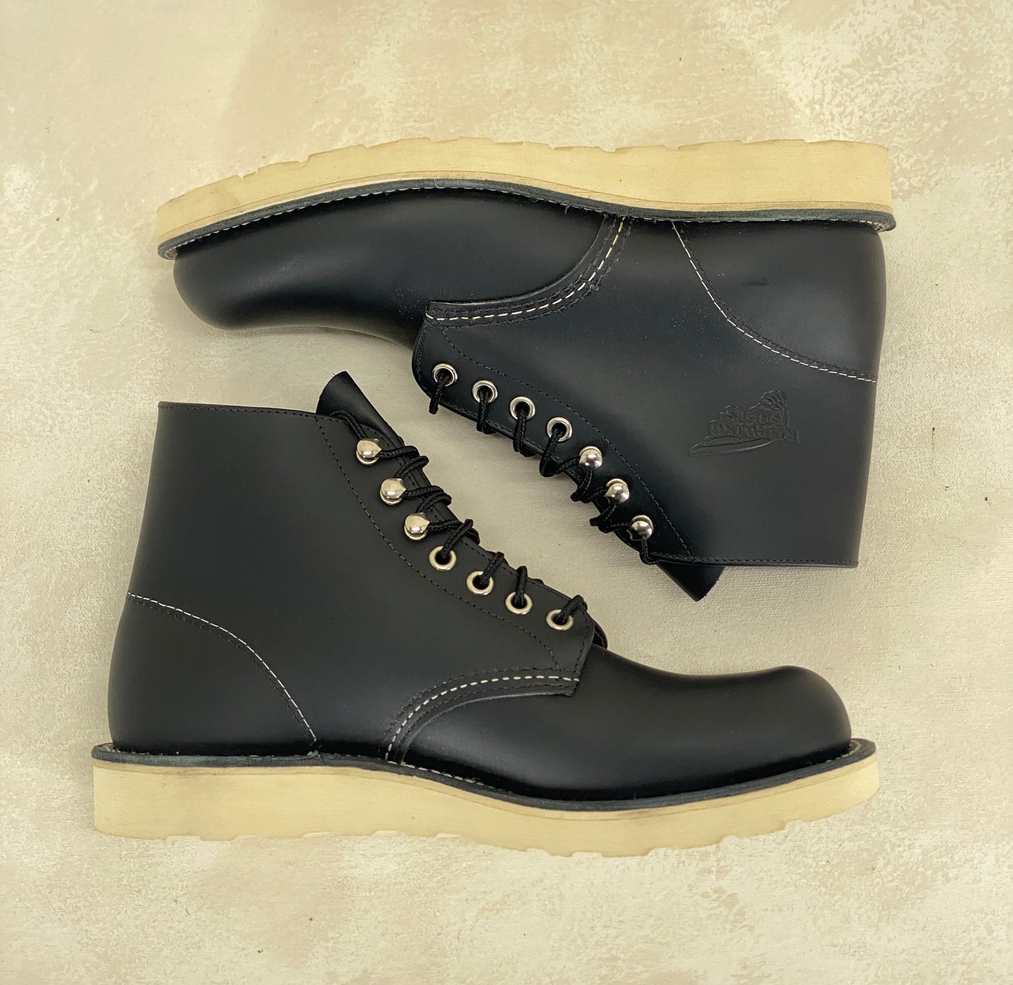 Red Wing Size 7D (39 EU) 8165 is a classic 6-inch round-toe boot Black Factory Second - USA Vintage Bcn
