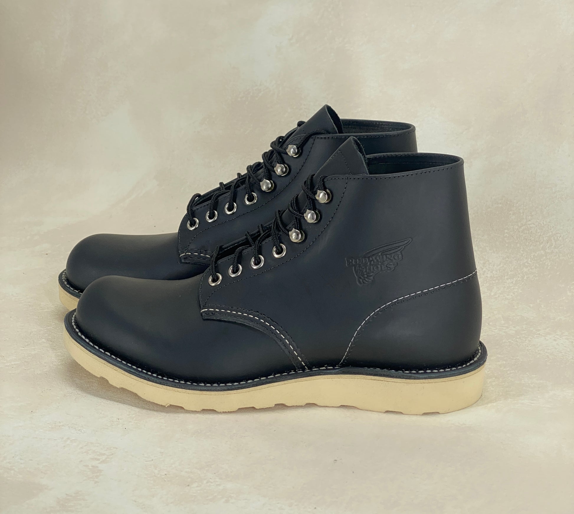 Red Wing Size 7D (39 EU) 8165 is a classic 6-inch round-toe boot Black Factory Second - USA Vintage Bcn