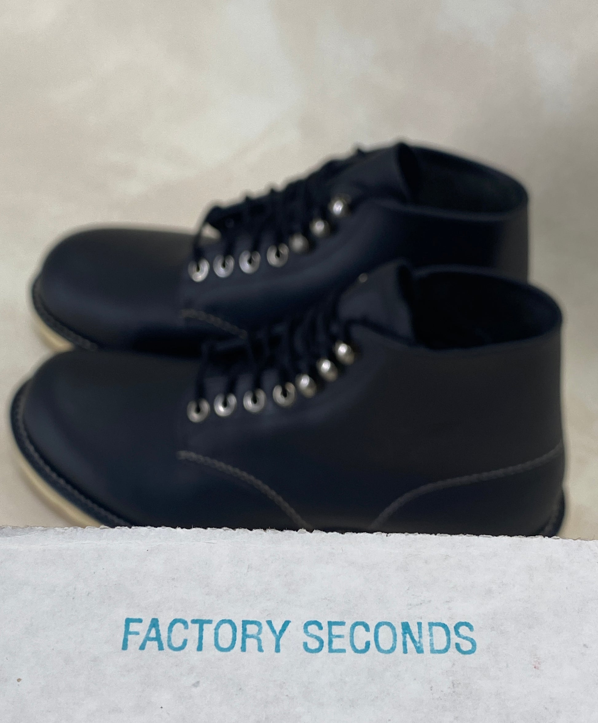 Red Wing Size 7D (39 EU) 8165 is a classic 6-inch round-toe boot Black Factory Second - USA Vintage Bcn