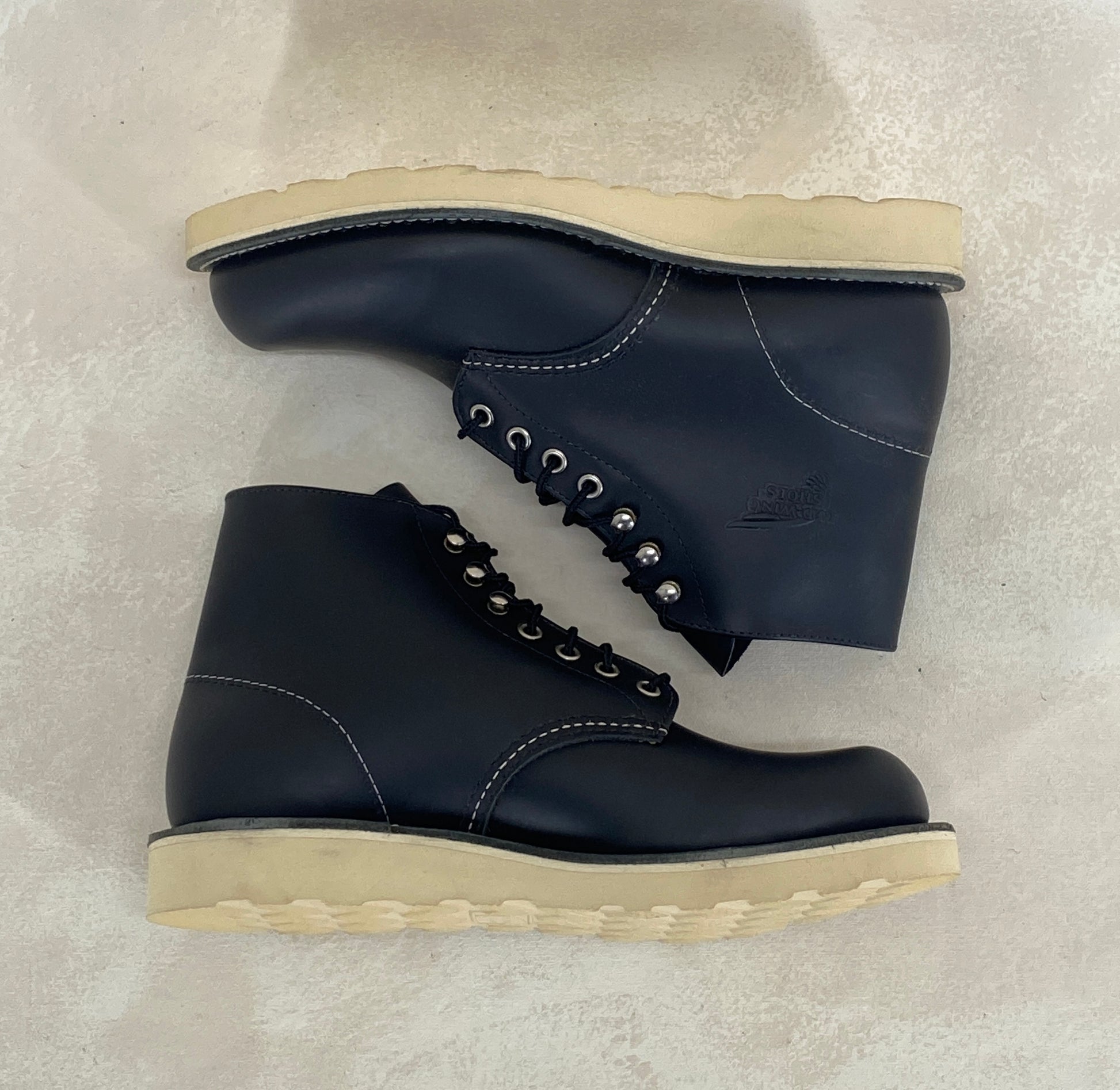 Red Wing Size 8 D (41 EU) 8165 is a classic 6-inch round-toe boot Black. Factory Second - USA Vintage Bcn