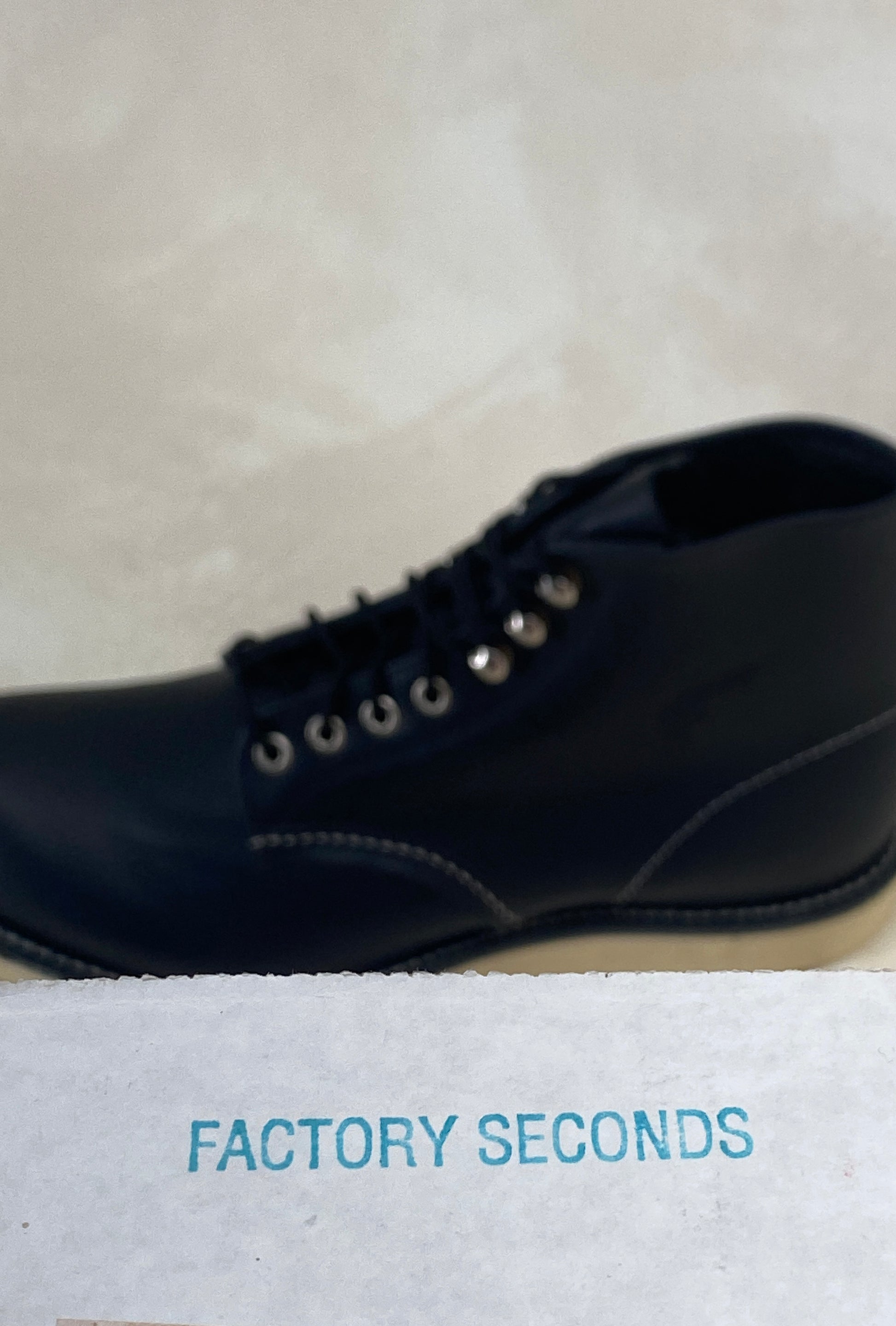 Red Wing Size 8 D (41 EU) 8165 is a classic 6-inch round-toe boot Black. Factory Second - USA Vintage Bcn
