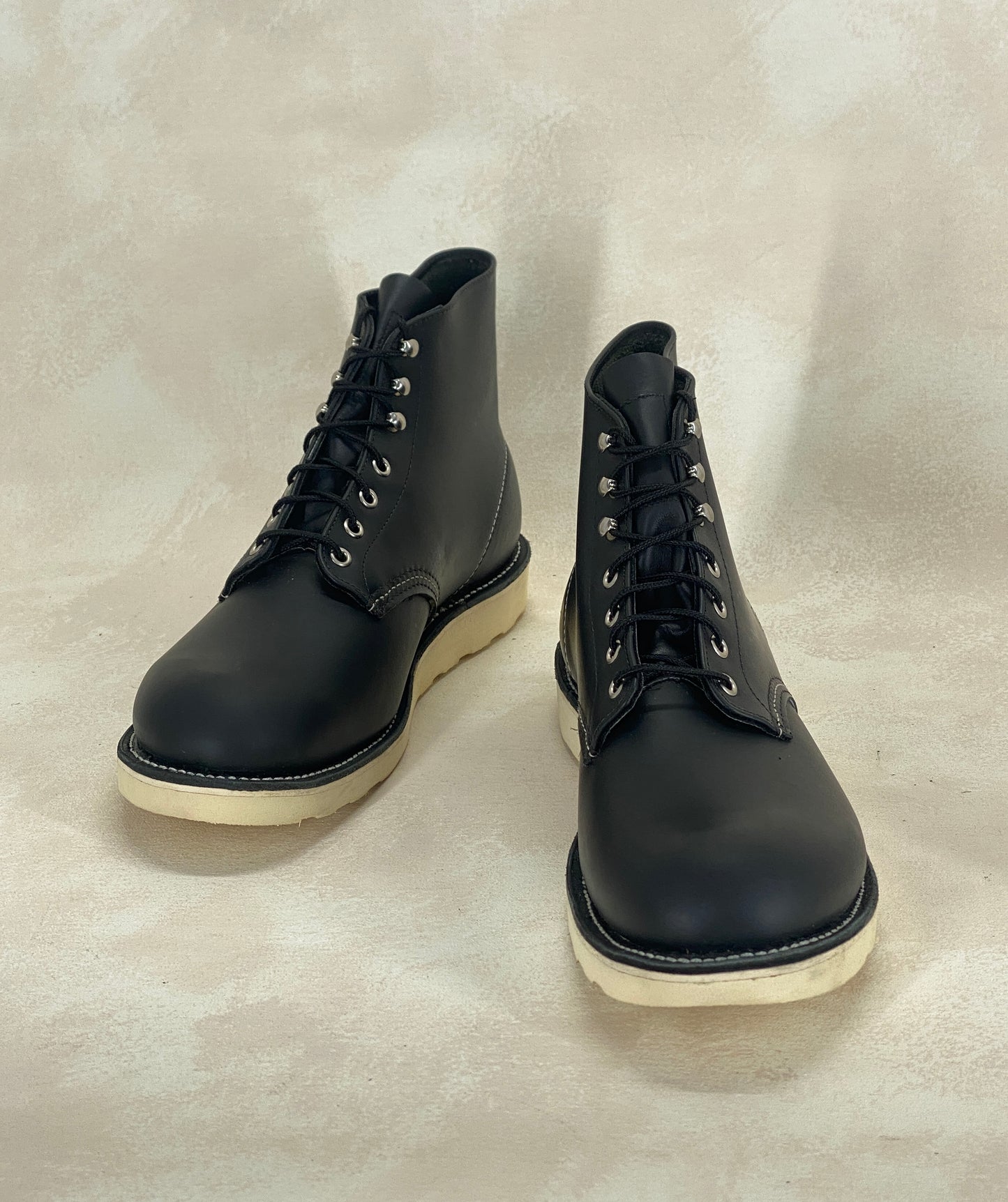 Red Wing Size 11.5 E (45 EU) 8165 is a classic 6-inch round-toe boot Black Factory Second - USA Vintage Bcn