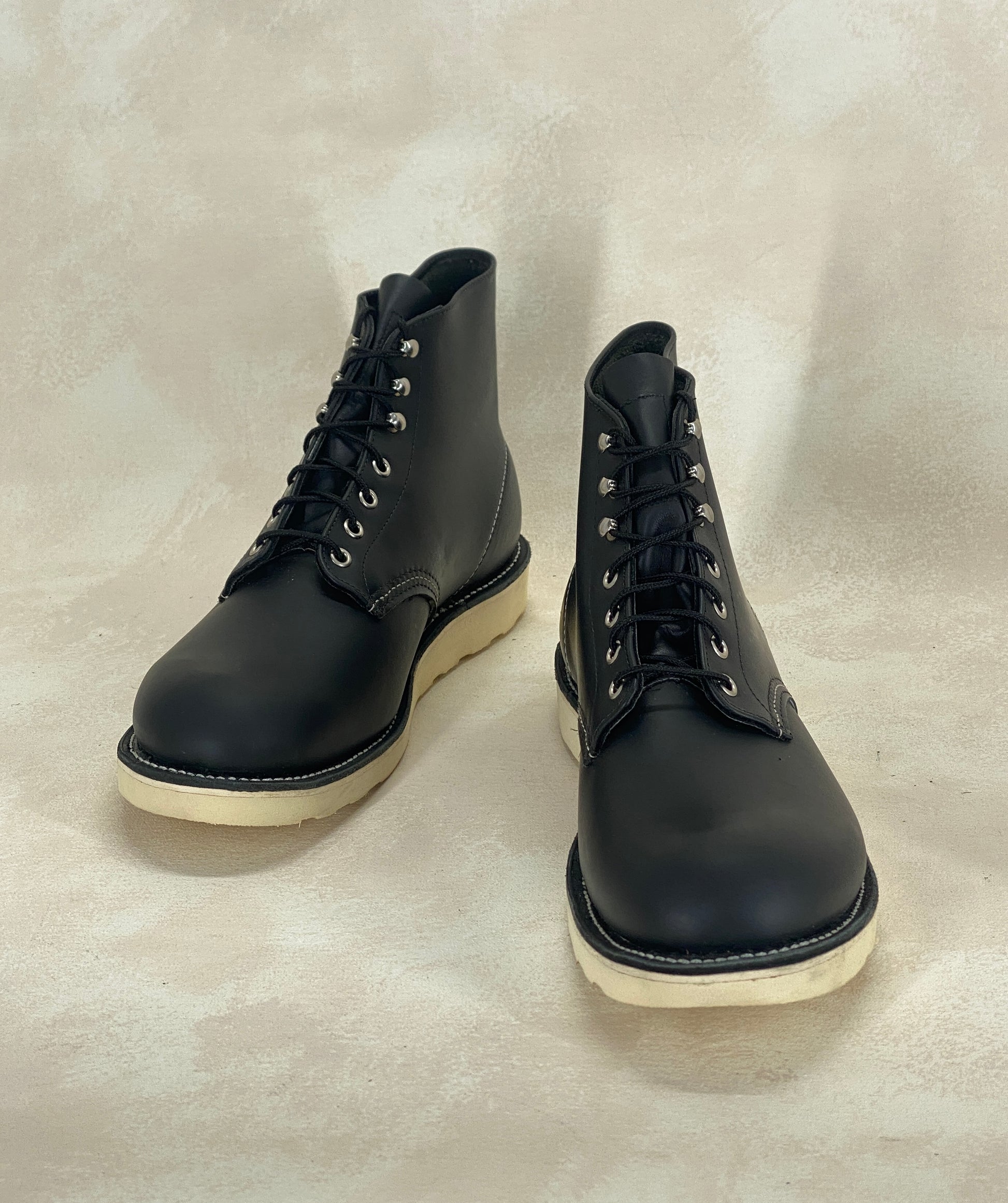 Red Wing Size 11.5 E (45 EU) 8165 is a classic 6-inch round-toe boot Black Factory Second - USA Vintage Bcn