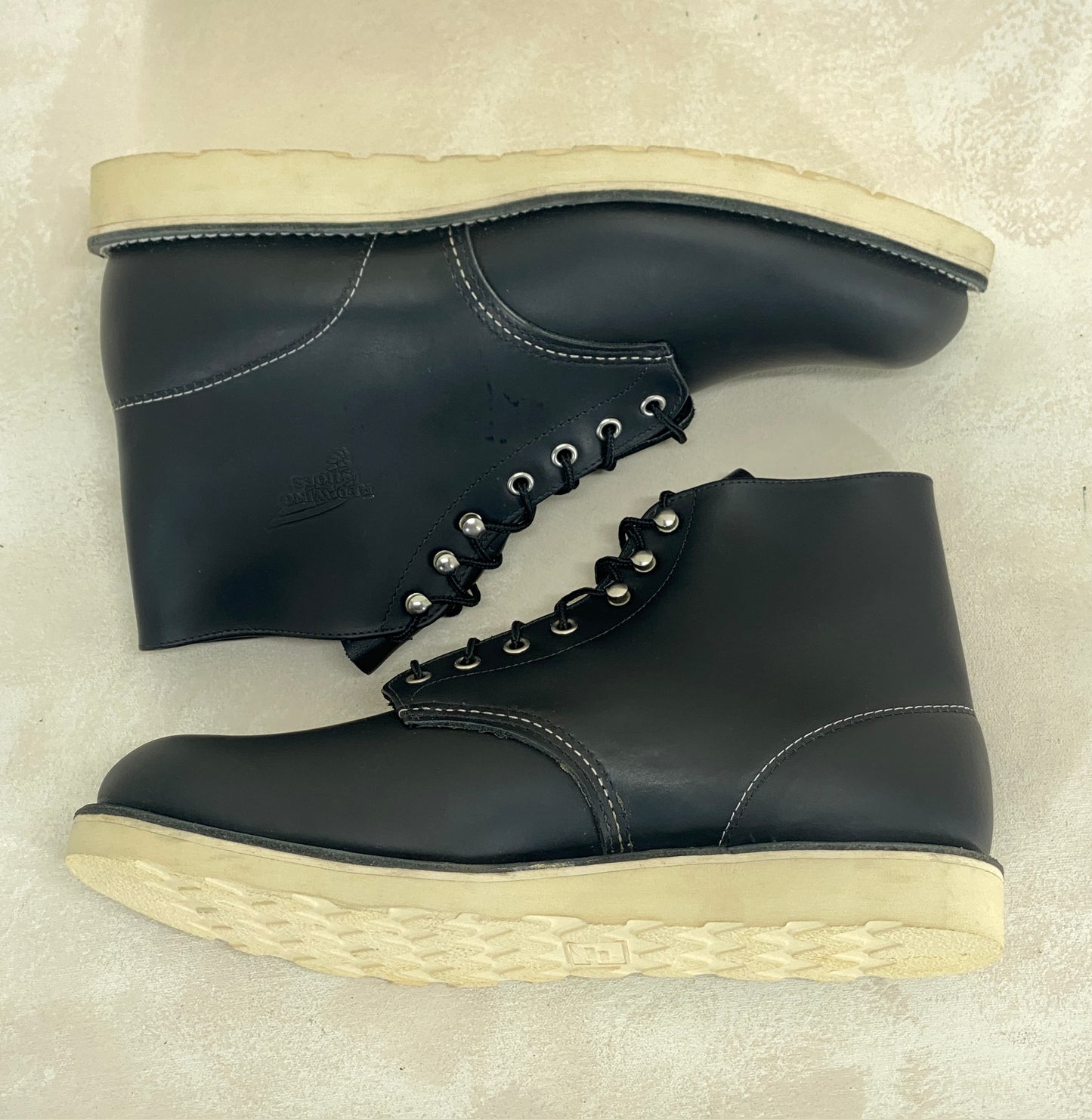 Red Wing Size 11.5 E (45 EU) 8165 is a classic 6-inch round-toe boot Black Factory Second - USA Vintage Bcn