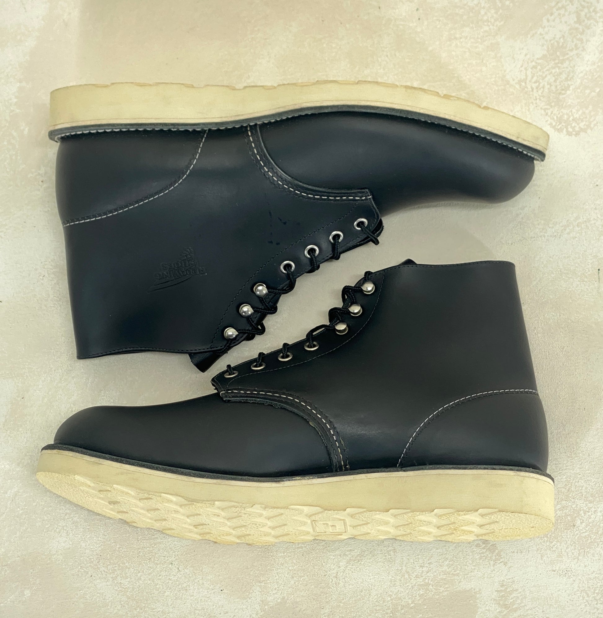 Red Wing Size 11.5 E (45 EU) 8165 is a classic 6-inch round-toe boot Black Factory Second - USA Vintage Bcn