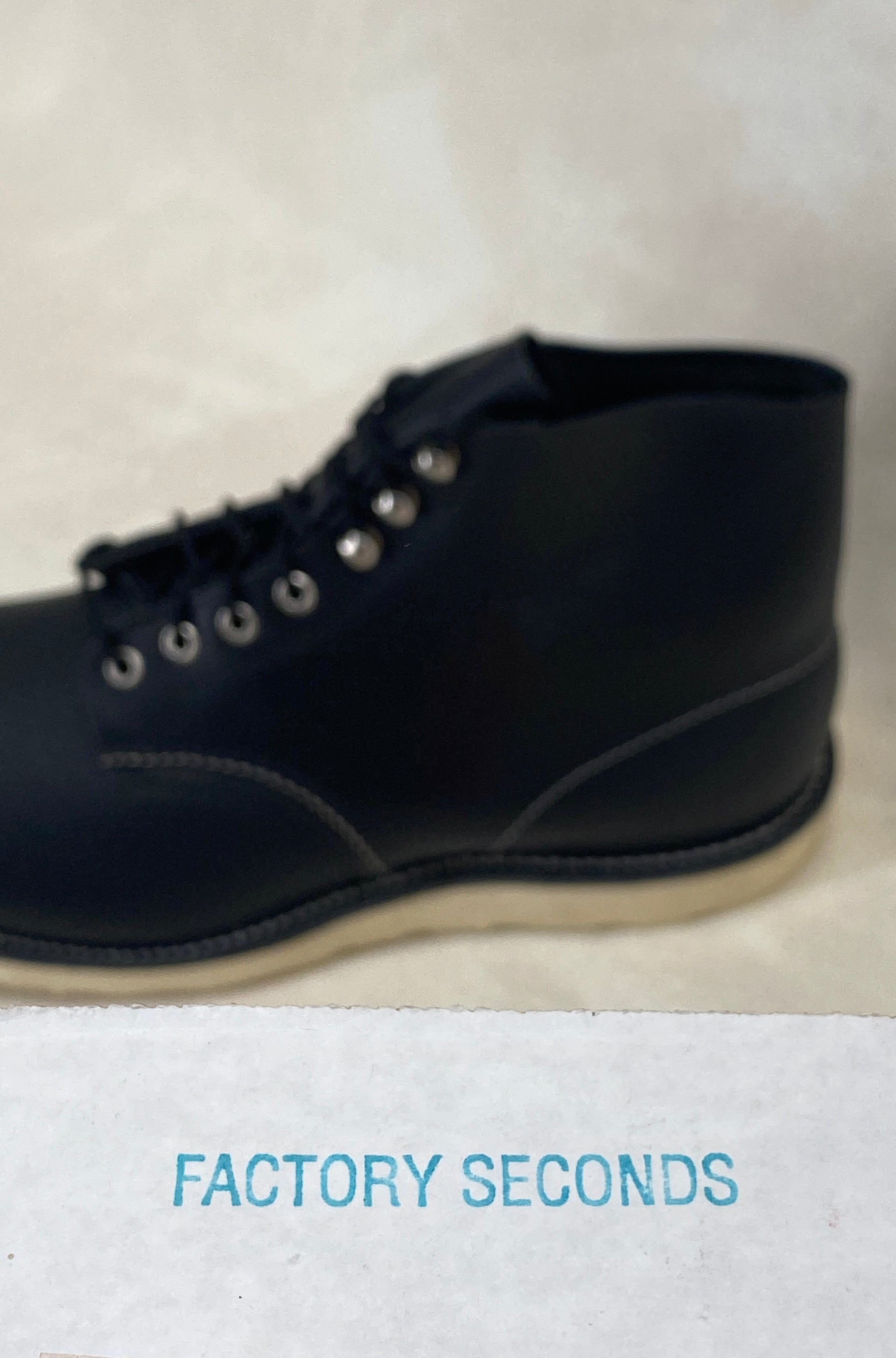Red Wing Size 11.5 E (45 EU) 8165 is a classic 6-inch round-toe boot Black Factory Second - USA Vintage Bcn