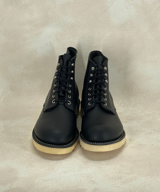 Red Wing Size 9.5 D (42.5 EU) 8165 is a classic 6-inch round-toe boot Black Factory Second - USA Vintage Bcn