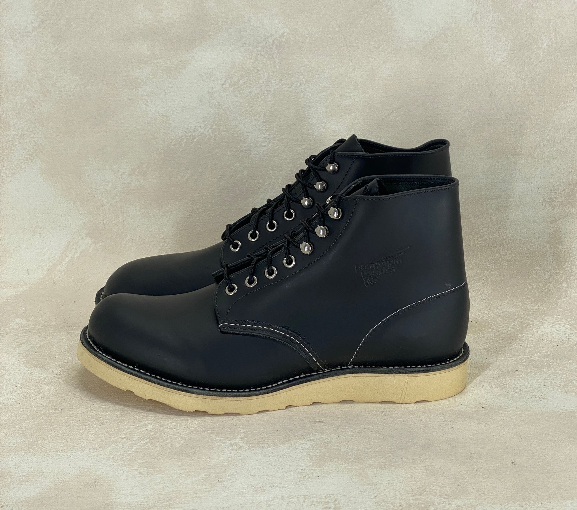 Red Wing Size 9.5 D (42.5 EU) 8165 is a classic 6-inch round-toe boot Black Factory Second - USA Vintage Bcn