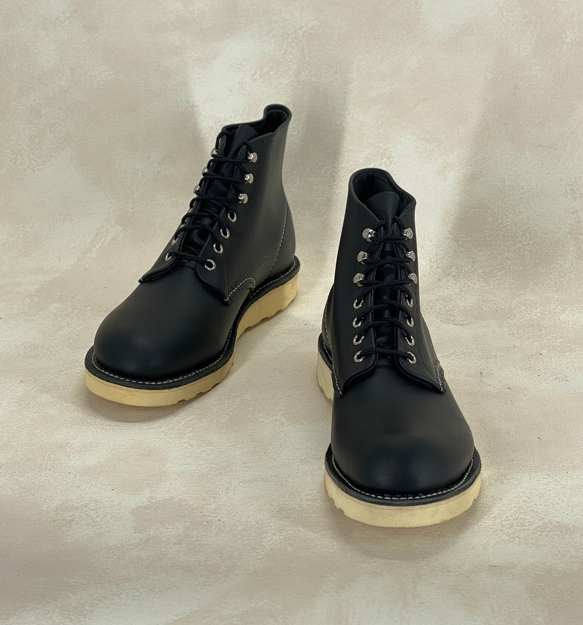 Red Wing Size 9.5 D (42.5 EU) 8165 is a classic 6-inch round-toe boot Black Factory Second - USA Vintage Bcn