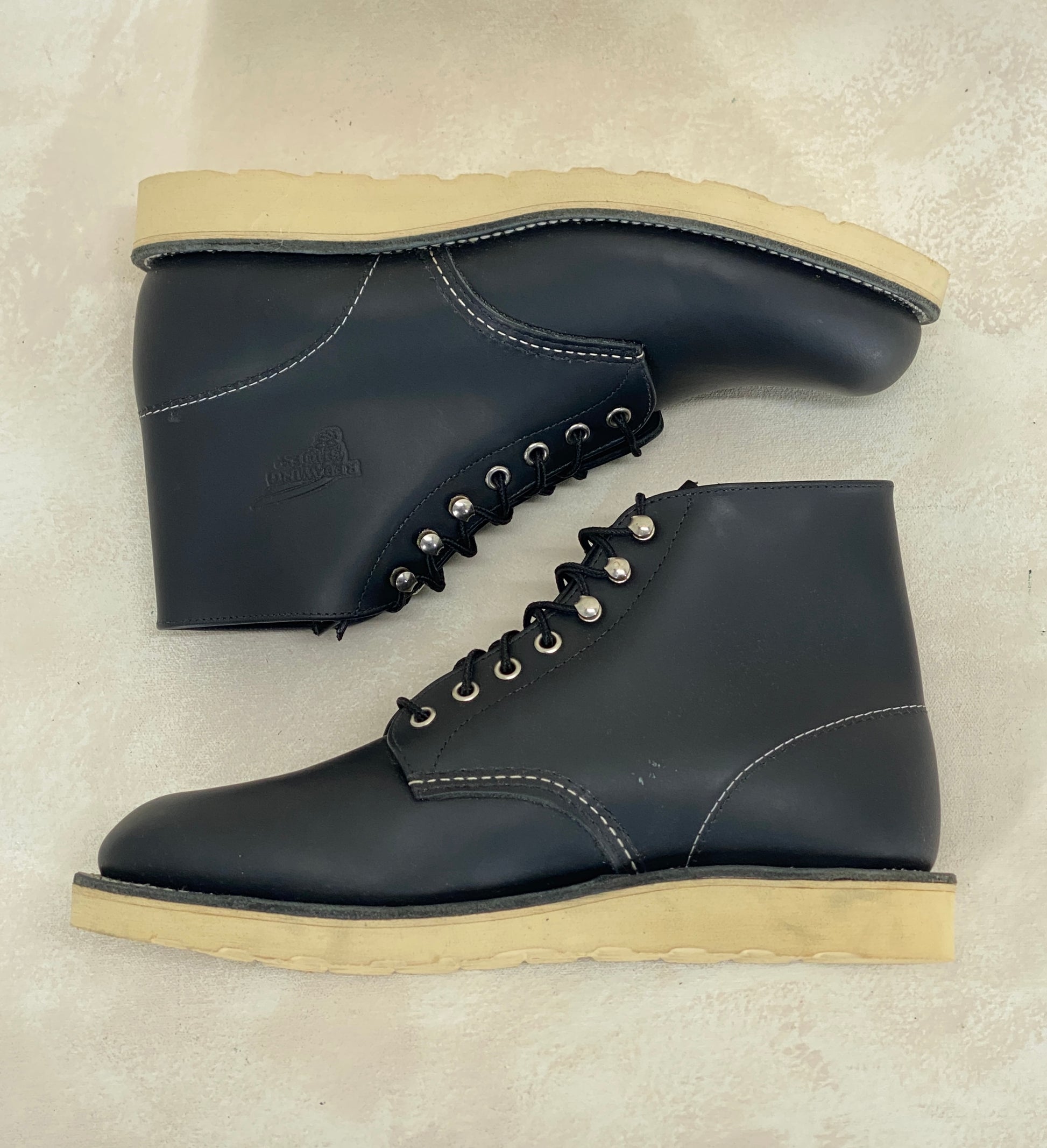 Red Wing Size 9.5 D (42.5 EU) 8165 is a classic 6-inch round-toe boot Black Factory Second - USA Vintage Bcn