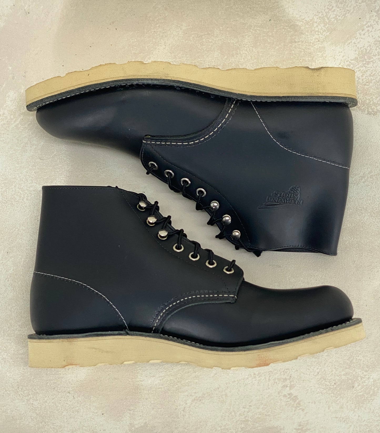Red Wing Size 9.5 D (42.5 EU) 8165 is a classic 6-inch round-toe boot Black Factory Second - USA Vintage Bcn