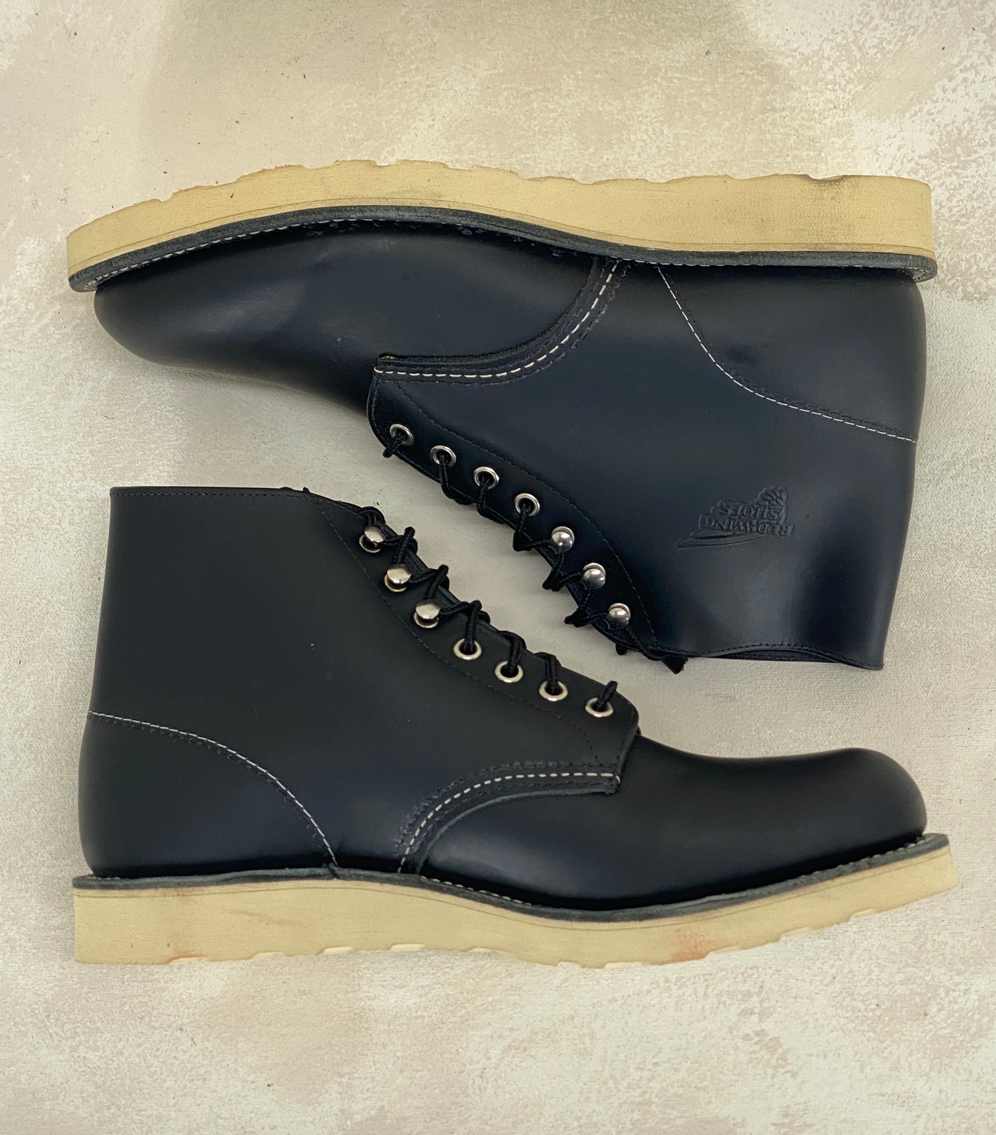 Red Wing Size 9.5 D (42.5 EU) 8165 is a classic 6-inch round-toe boot Black Factory Second - USA Vintage Bcn