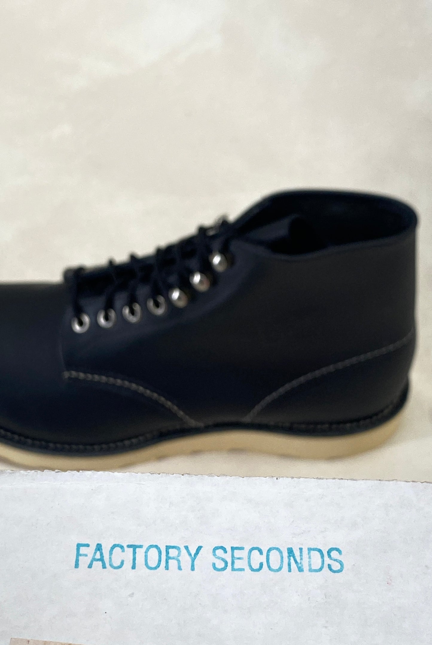 Red Wing Size 9.5 D (42.5 EU) 8165 is a classic 6-inch round-toe boot Black Factory Second - USA Vintage Bcn