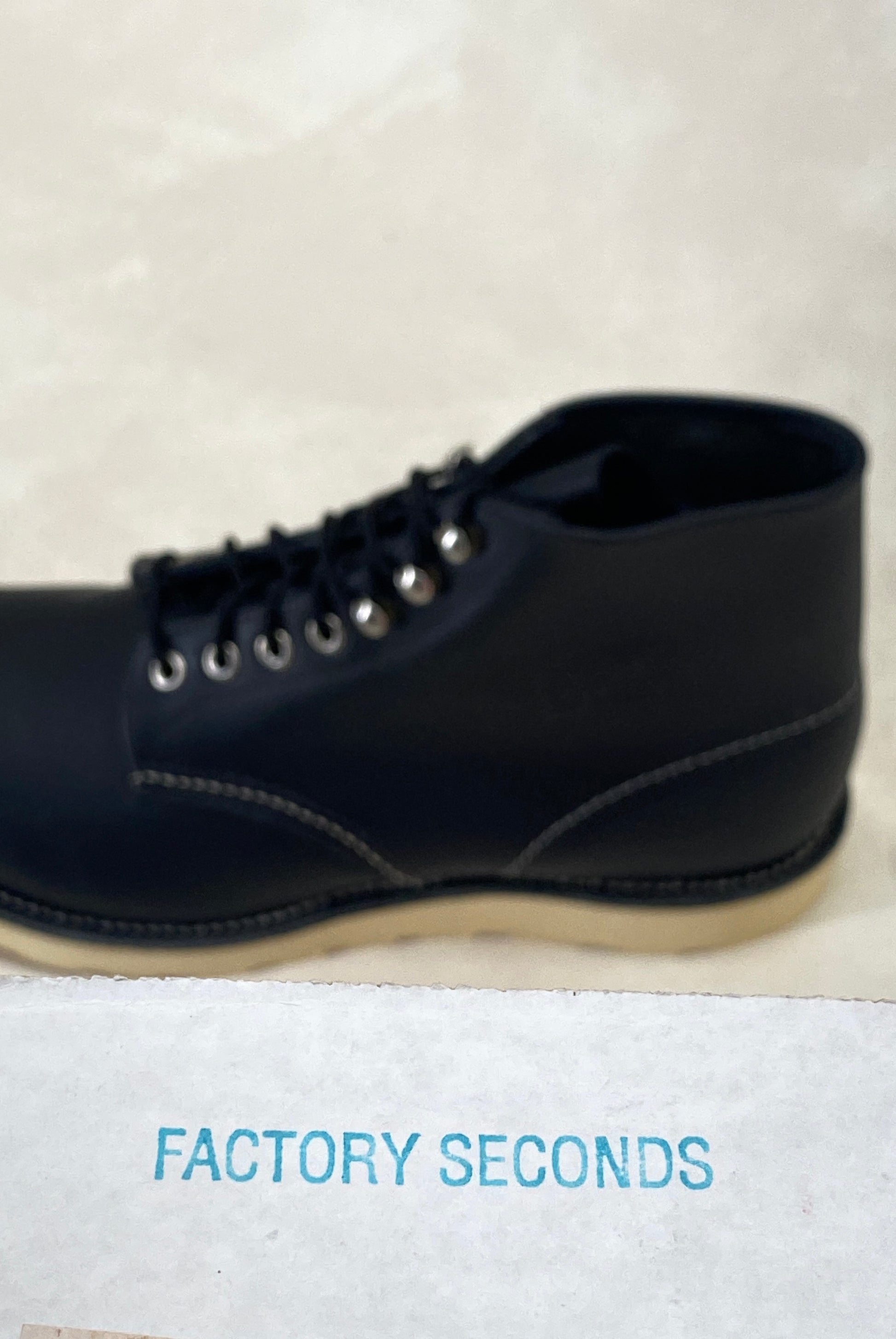 Red Wing Size 9.5 D (42.5 EU) 8165 is a classic 6-inch round-toe boot Black Factory Second - USA Vintage Bcn