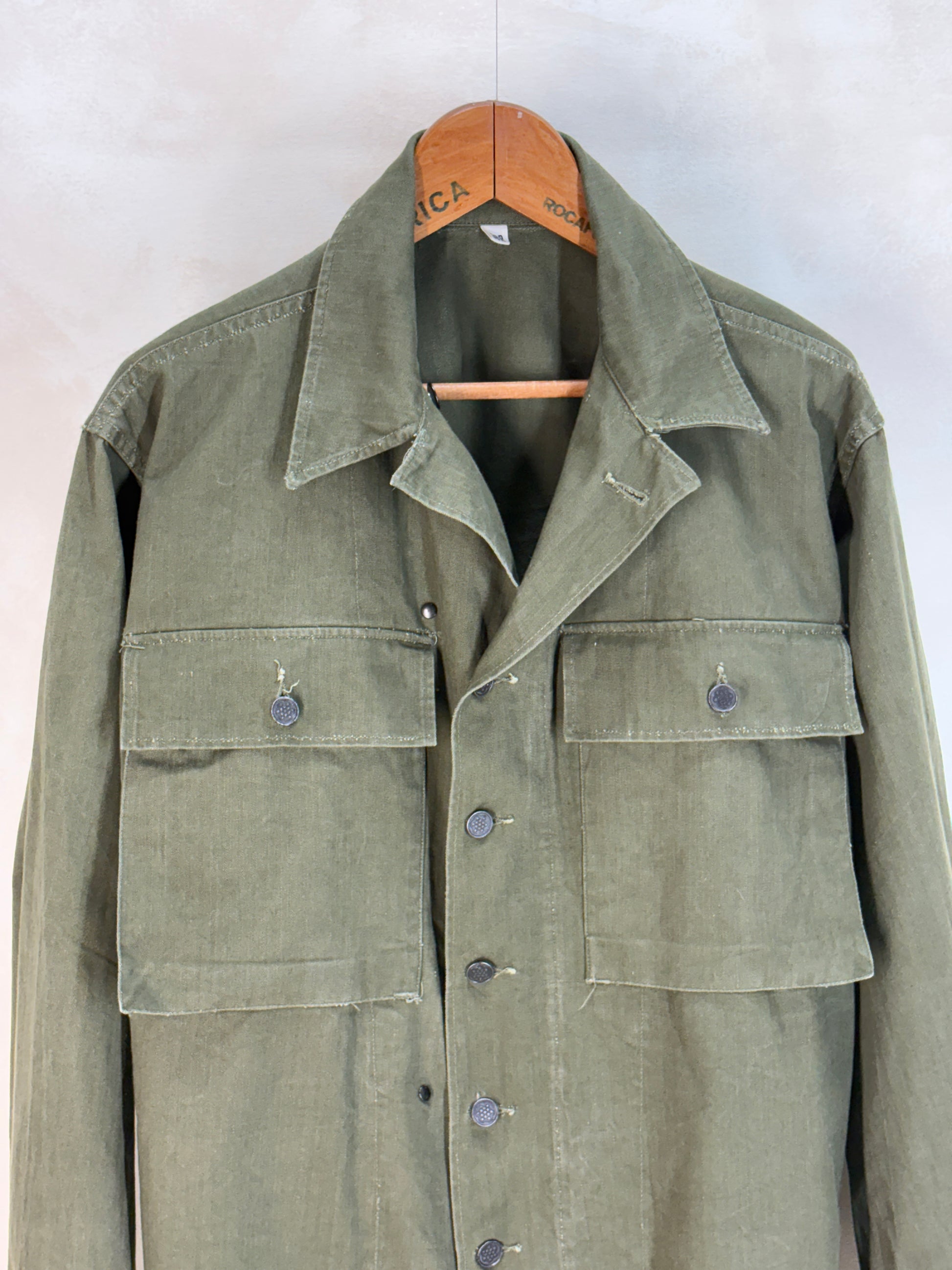 Size 38 Reg ( Med/ Large) Authentic WWII US Army HBT Shirt – M1942 – 13 Star Buttons – Gas Flap – WW2 Vintage - USA Vintage