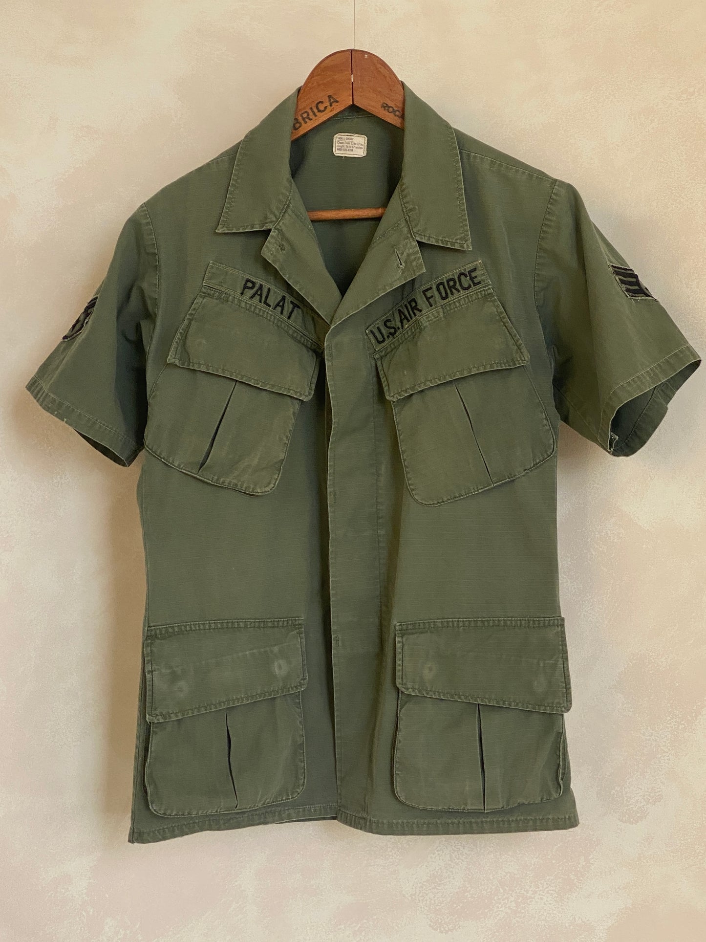 Small Short. Authentic 1969 US Army vintage Vietnam jungle jacket. Military