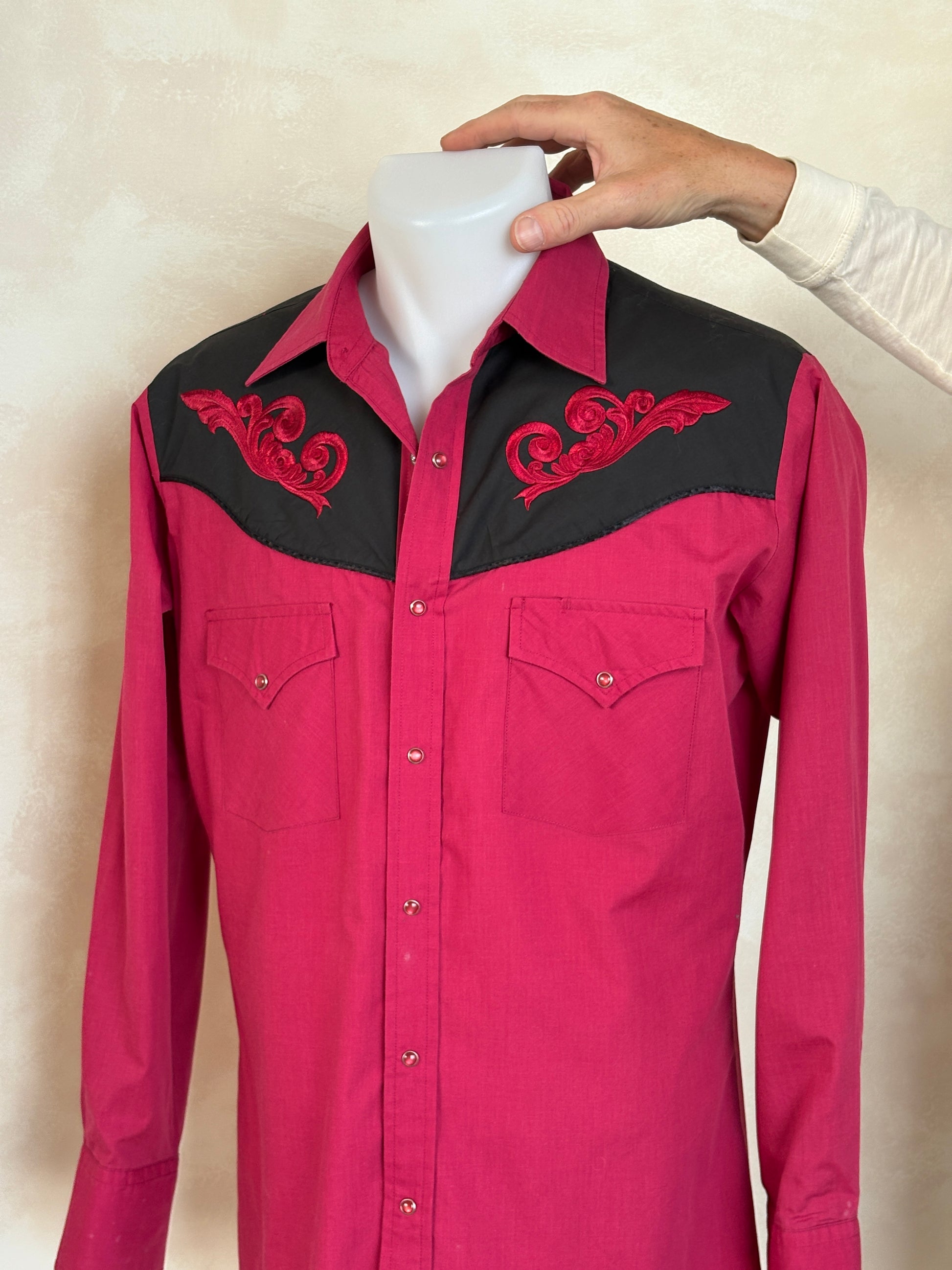 Size M. Authentic 70’s embroidered shirt Western Shirt - USA Vintage Bcn
