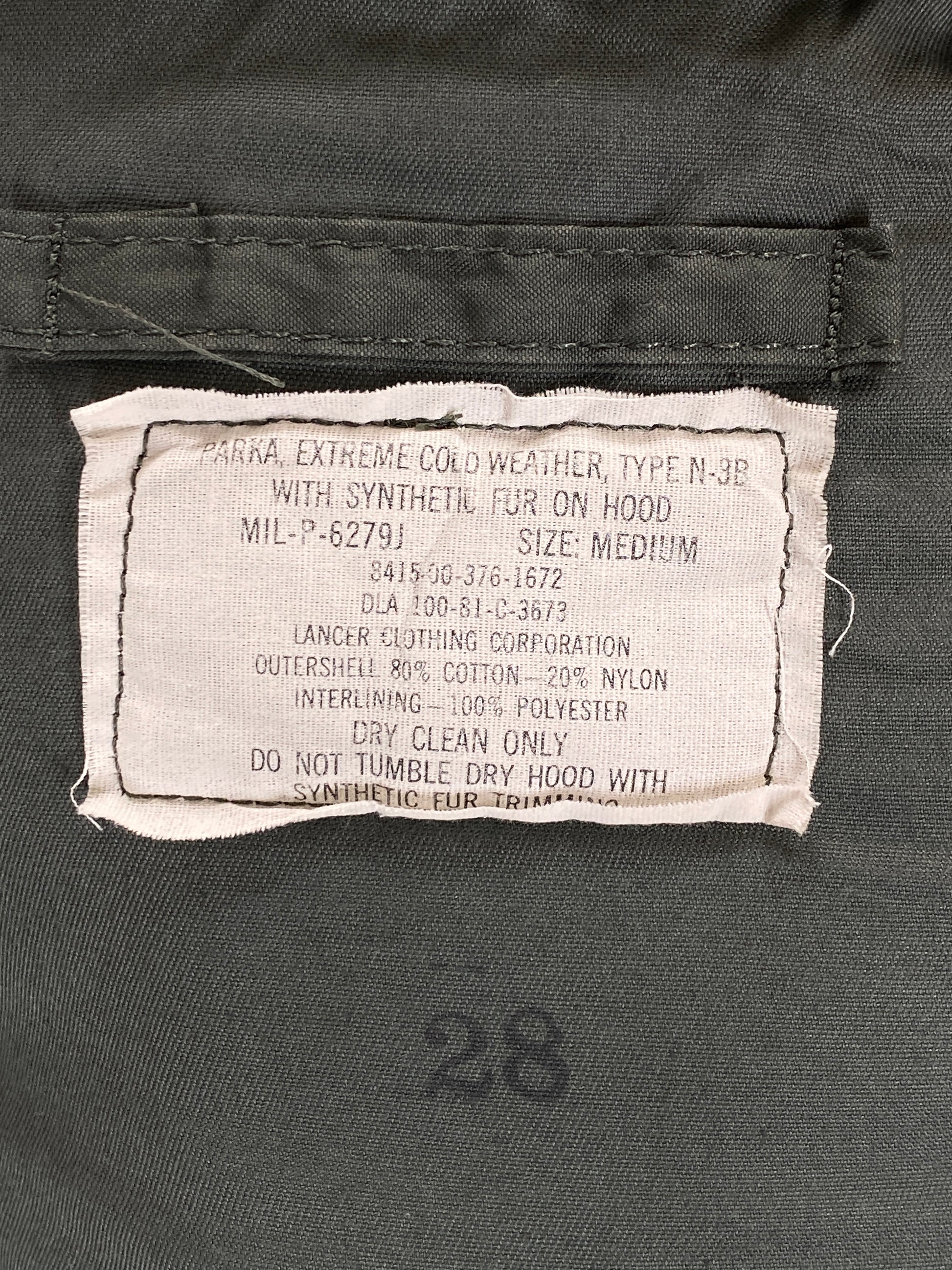 Medium. Authentic 1981 US Air Force vintage N-3B extreme cold weather Flyer coat Jacket - USA Vintage Bcn