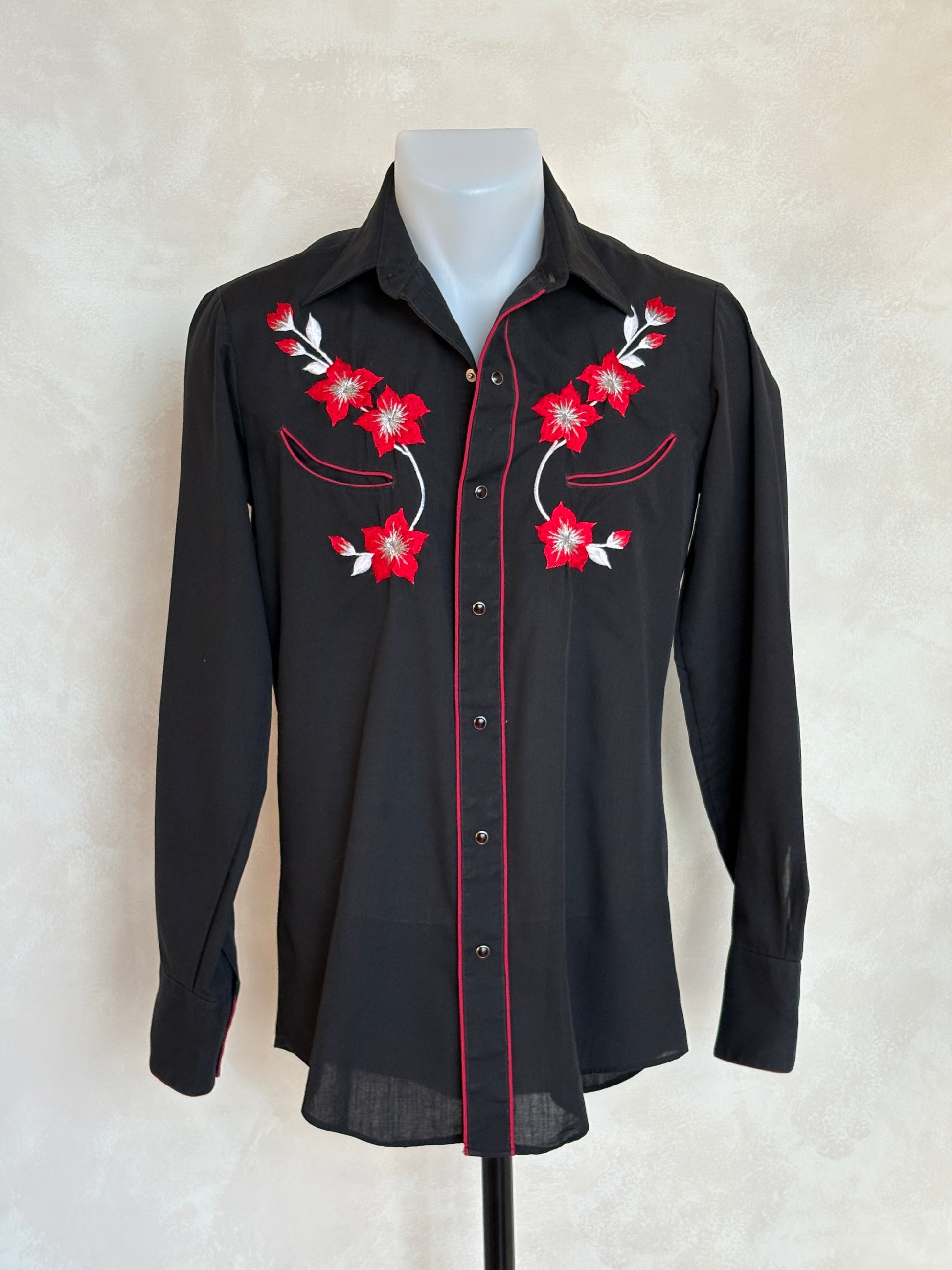 Size S. Authentic 70’s embroidered Western Shirt — Vintage Print - USA Vintage Bcn