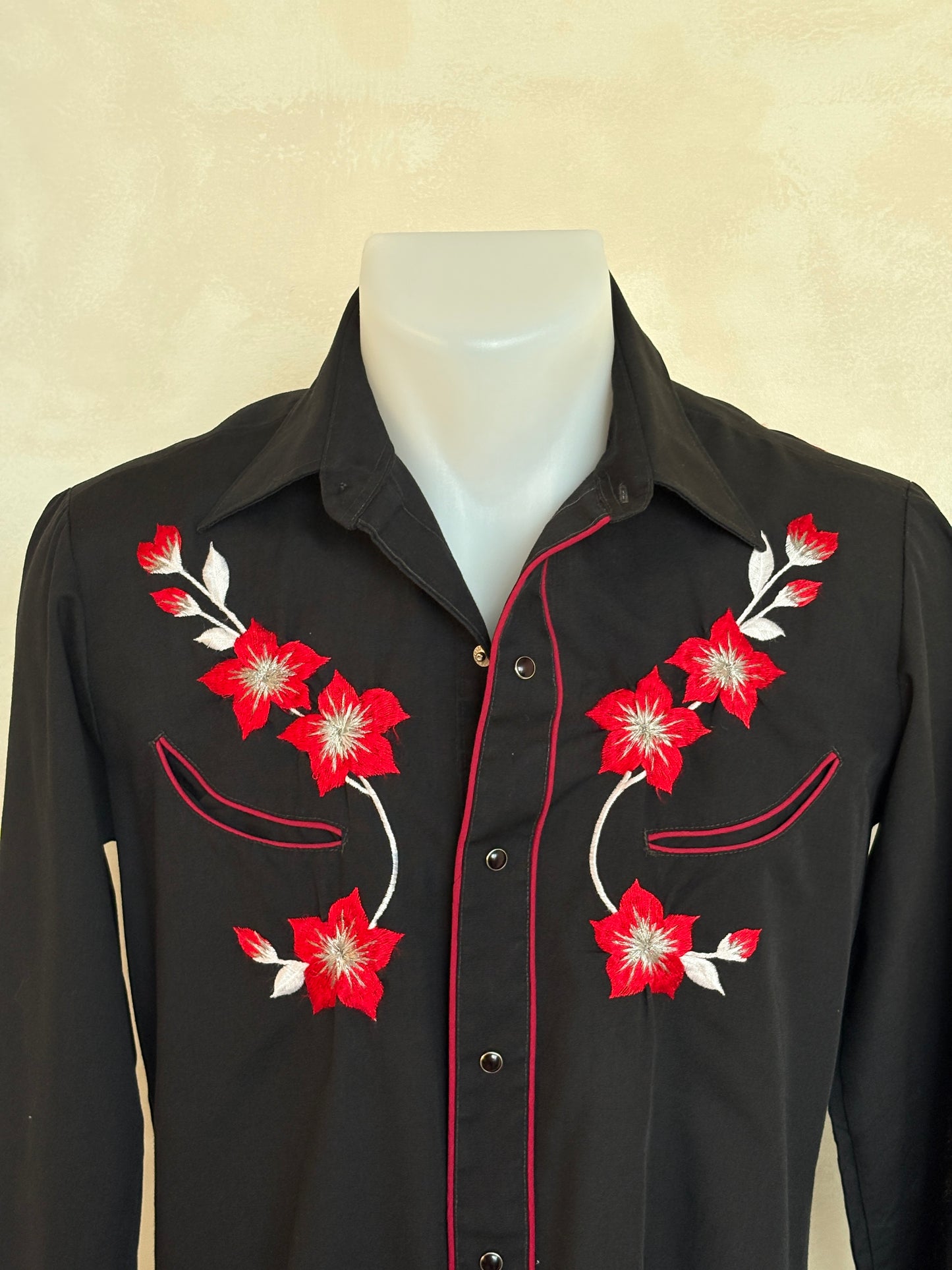 Size S. Authentic 70’s embroidered Western Shirt — Vintage Print - USA Vintage Bcn