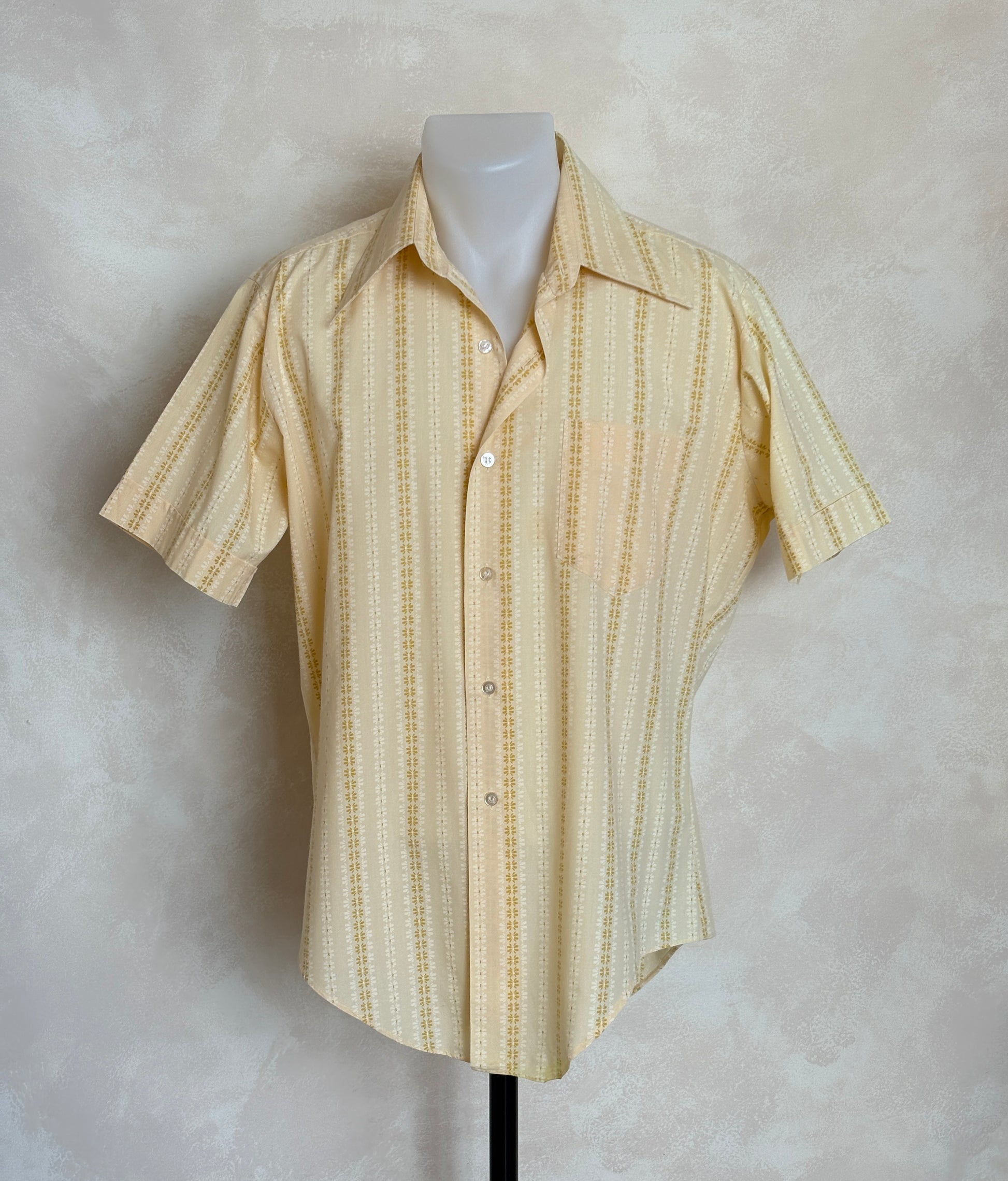 Size M. Vintage 70’s Yellow Striped Printed Shirt — Retro Casual Summer Shirt - USA Vintage Bcn