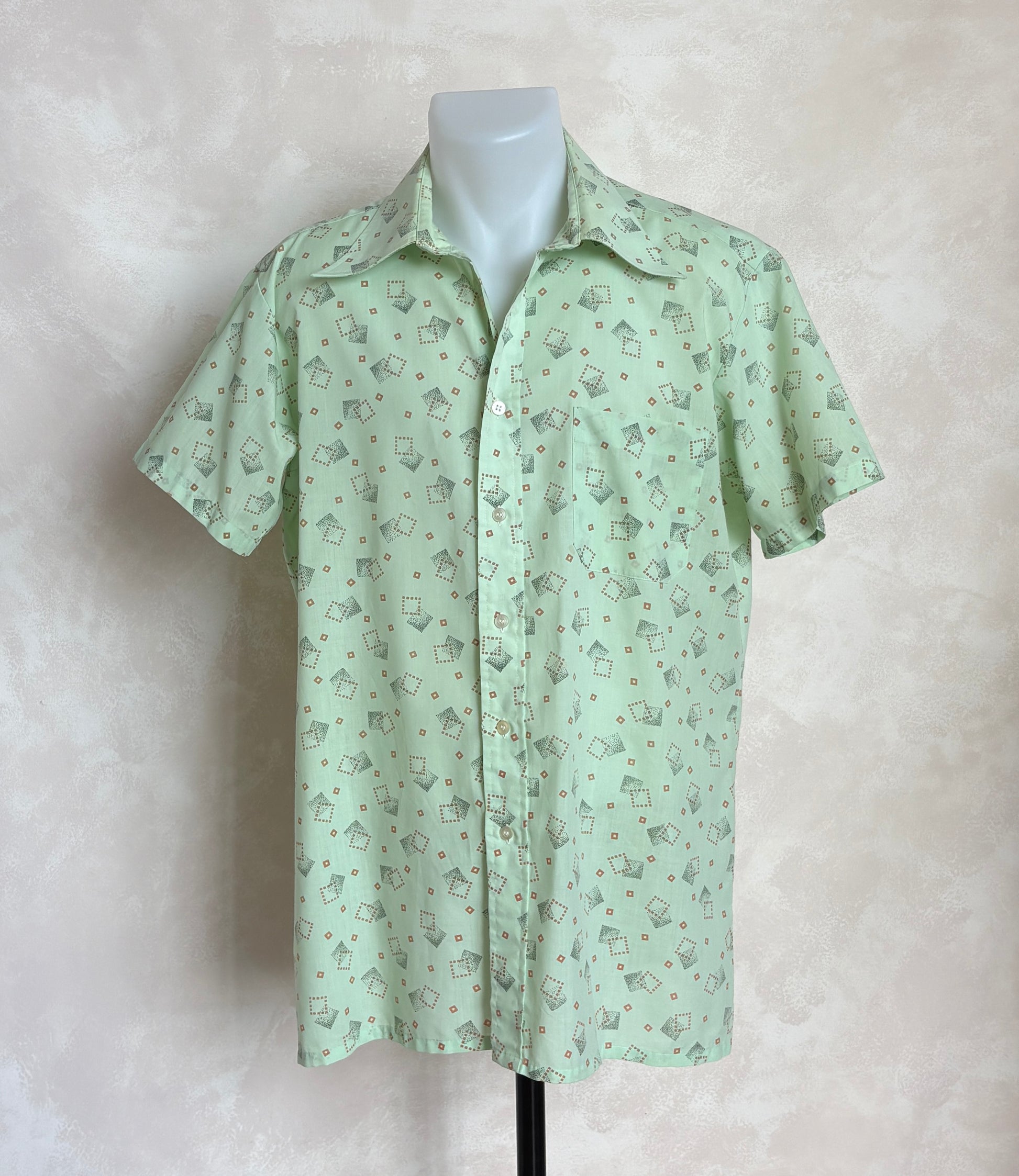 Size M. Vintage 70’s Grand Prix Shirt — Light Green Printed Casual Shirt — Summer Retro Look - USA Vintage Bcn