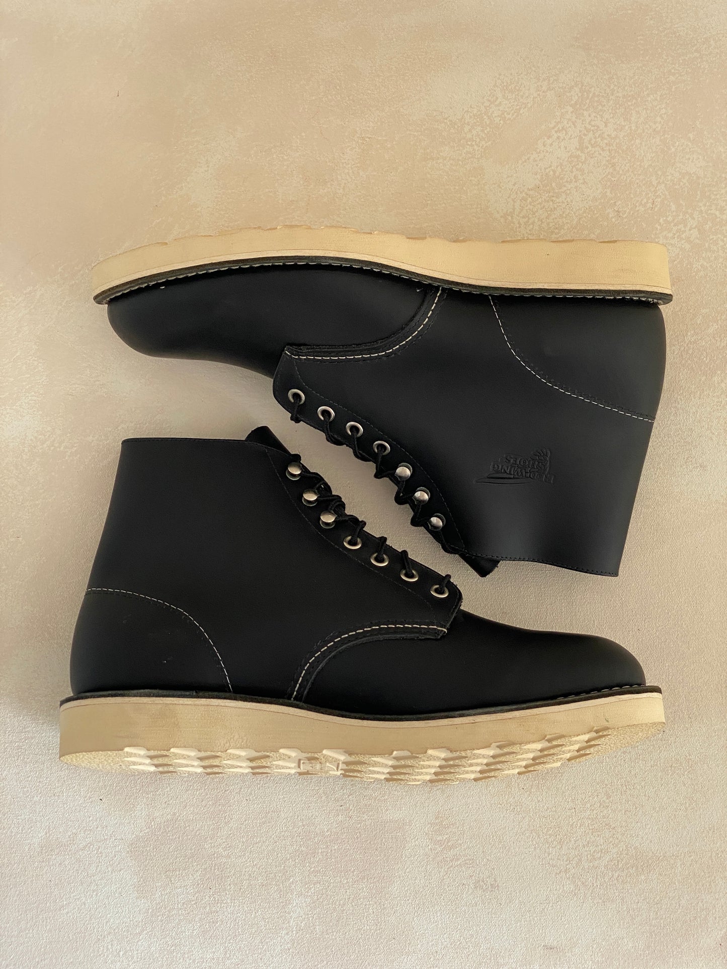 RW 8165 6-Inch Classic Round Toe Black Leather Boots, size 10E (43 Euro).