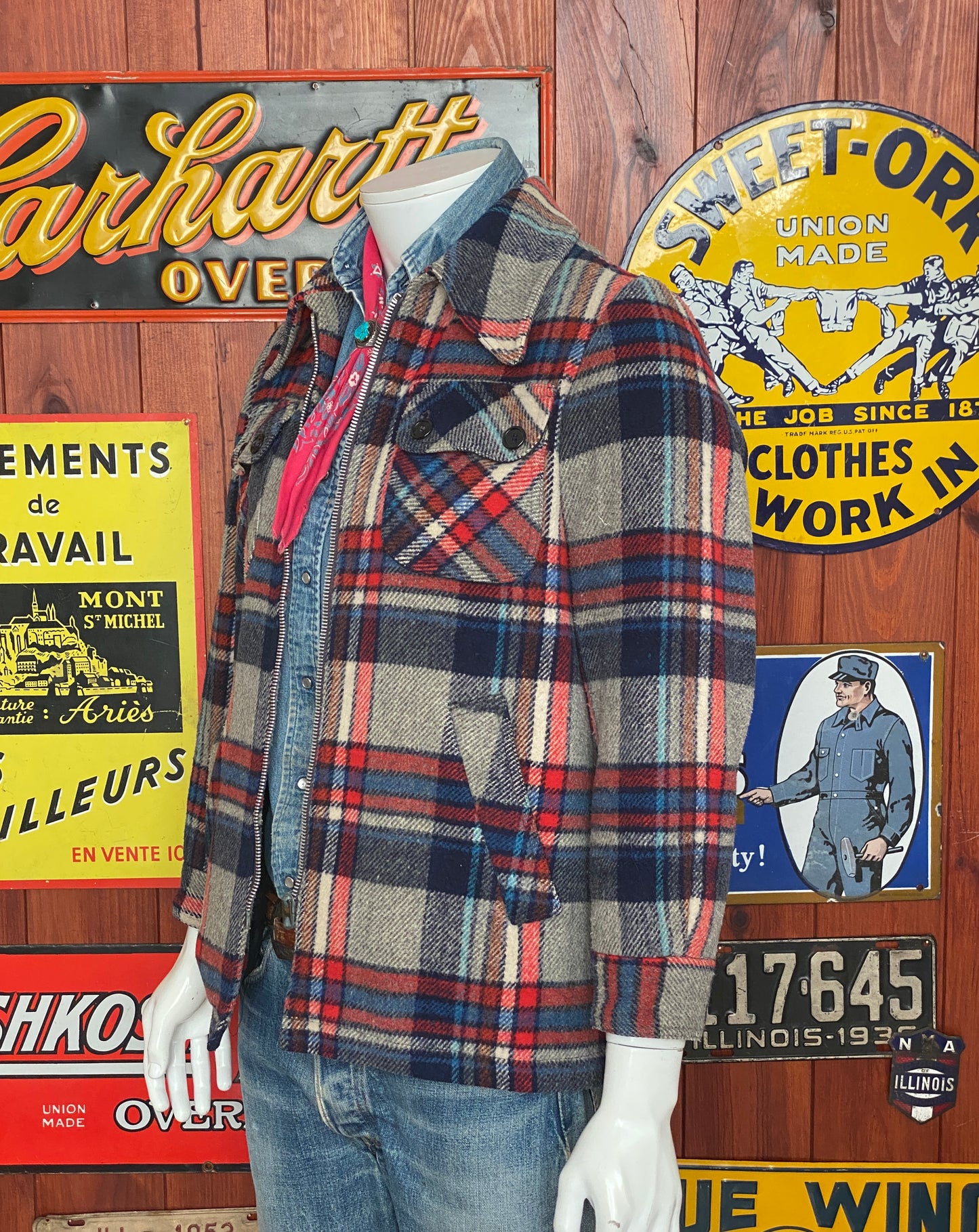 Vintage 70s plaid light coat, size 46 EU - front view. Made in Italy.